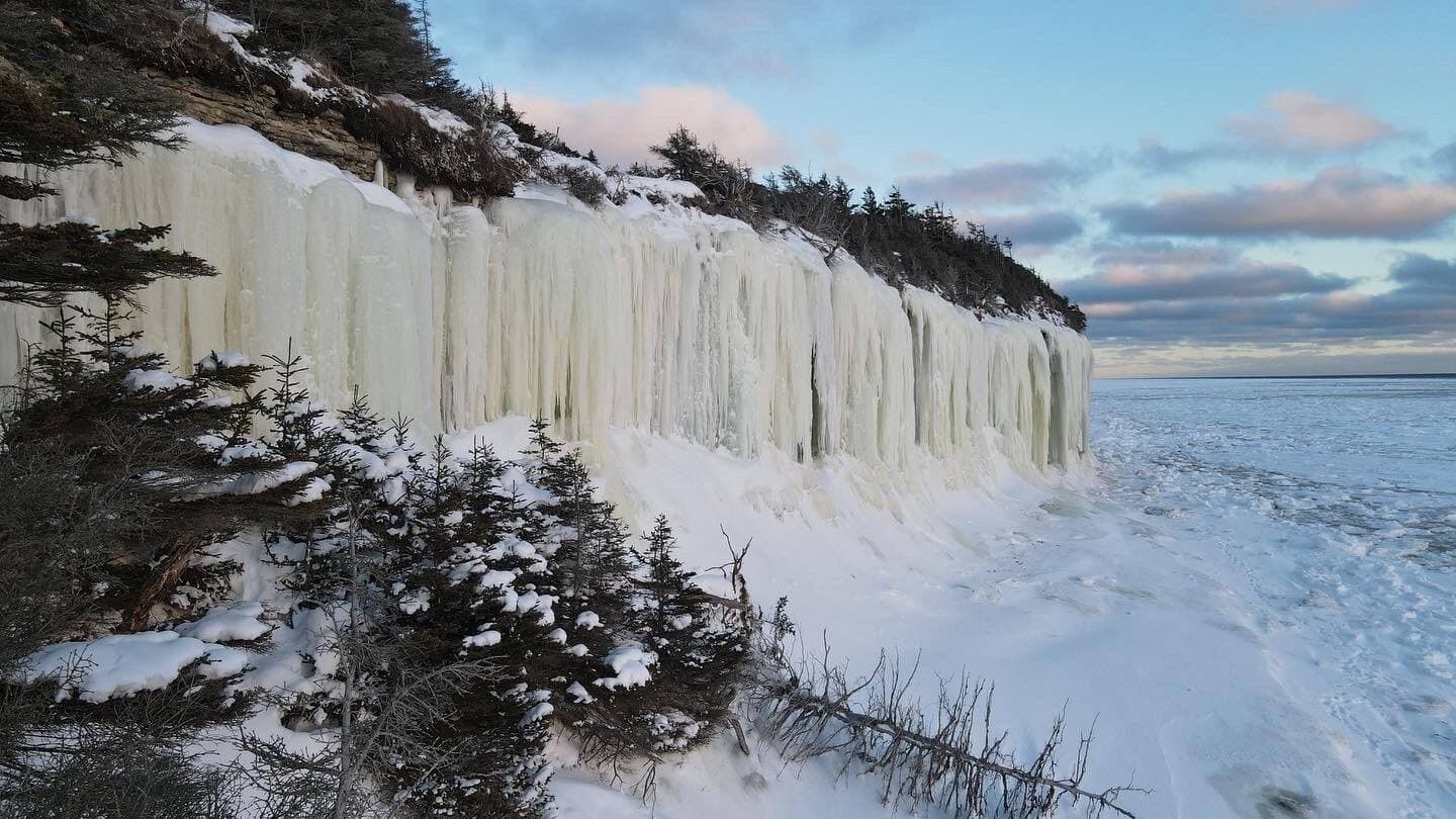 Dans la baie d’Anticosti, les formations de glace sont impressionnantes.