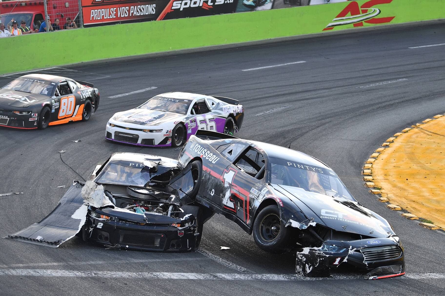 Le pilote québécois Jean-Philippe Bergeron (1) a été impliqué dans un accident qui l'a contraint à l'abandon samedi soir à Vallée-Jonction.