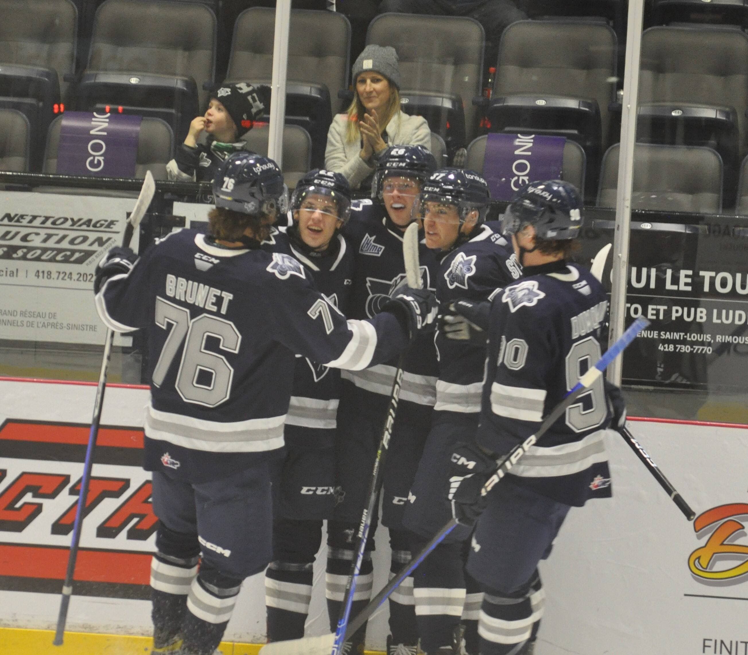 Les joueurs de l’Océanic de Rimouski célèbrent leur deuxième but du match, ce jeudi, face aux Cataractes de Shawinigan.