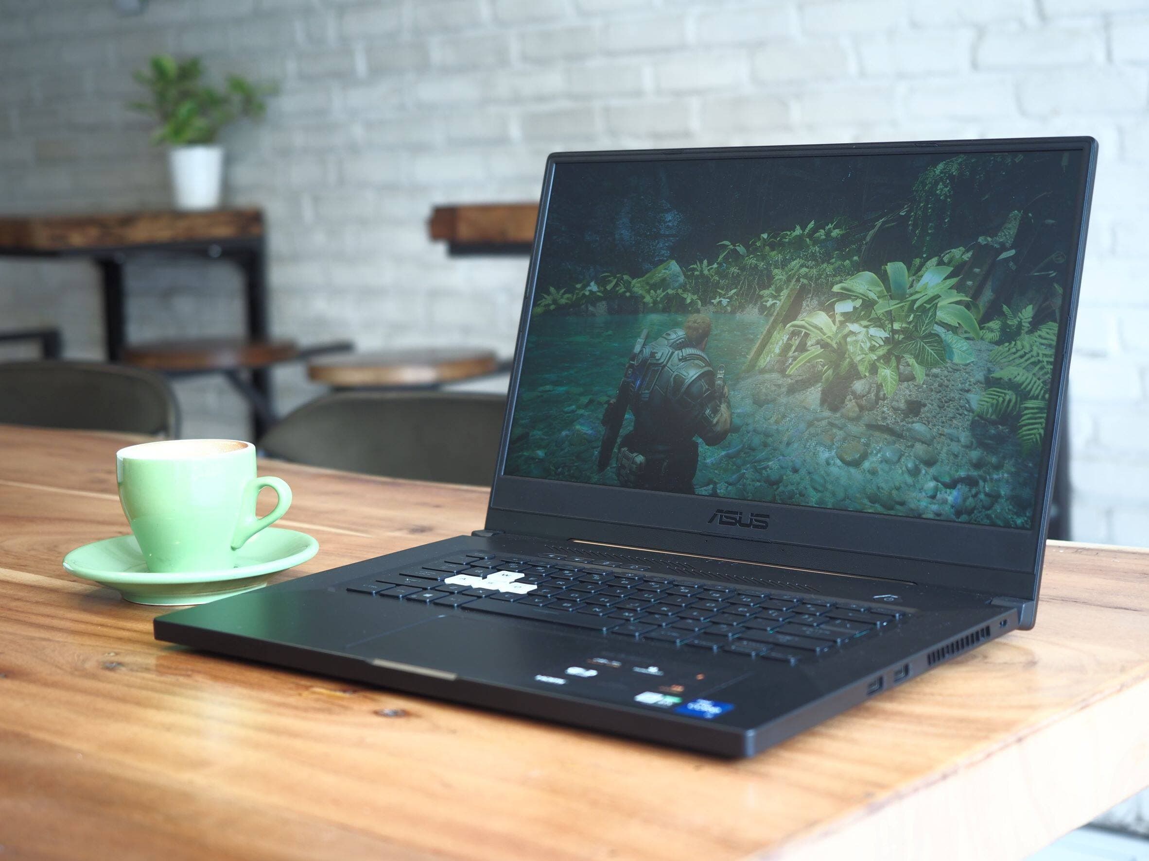 L’ASUS TUF DASH F15 est assez puissant et petit pour jouer à un jeu vidéo lourd ailleurs qu’à la maison, comme dans un café.