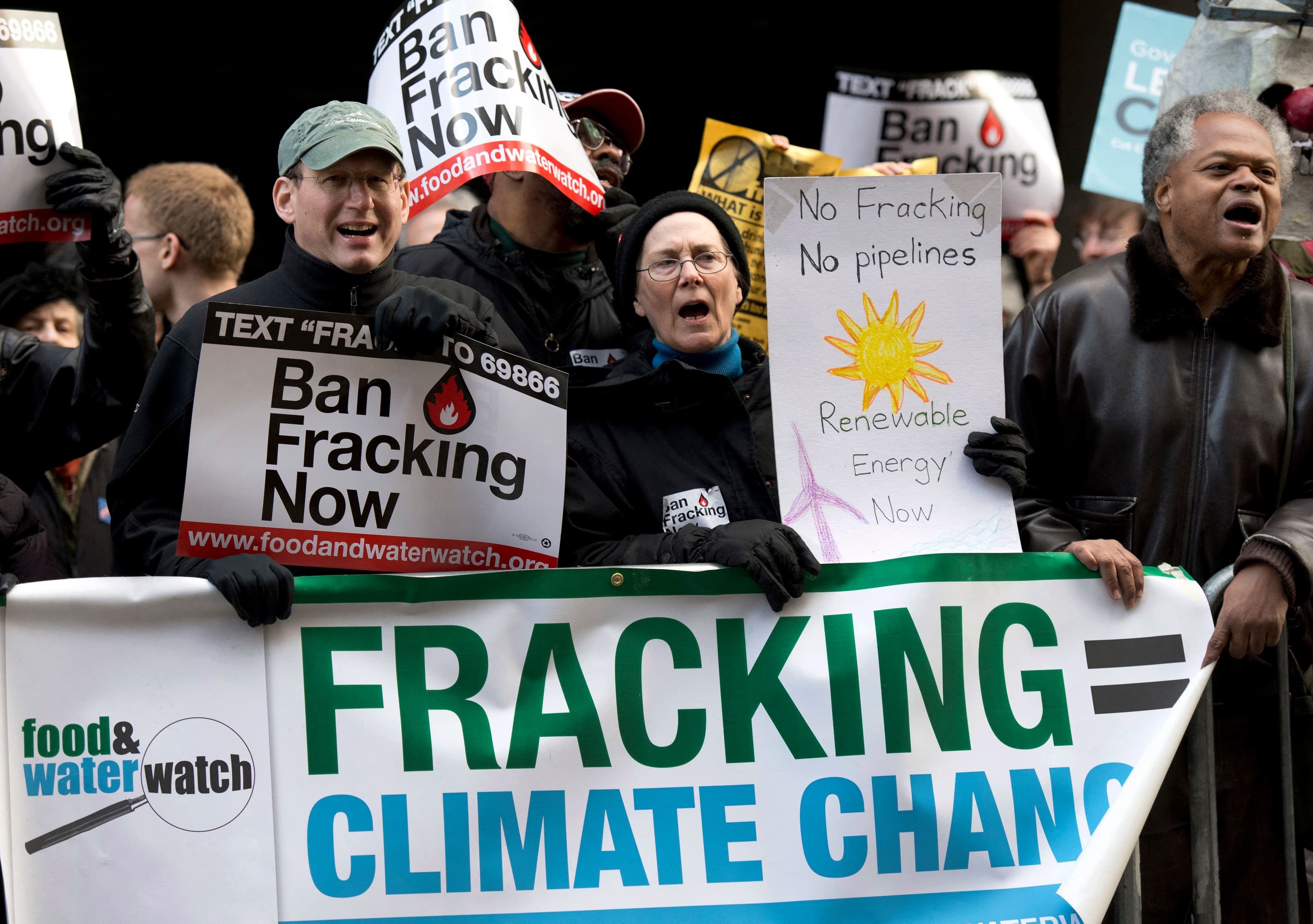 Des opposants à la fracturation hydraulique lors d'une manifestation à New York, en 2014.