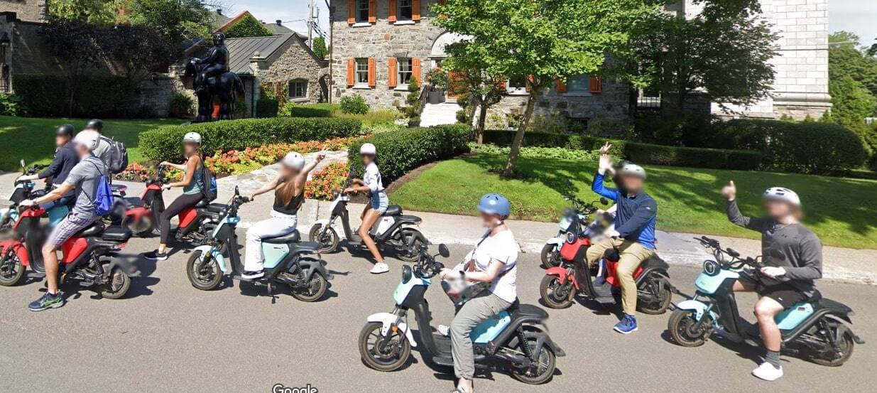 Un groupe devant la statue de Fernando Botero dans le quartier Outremont, à Montréal.