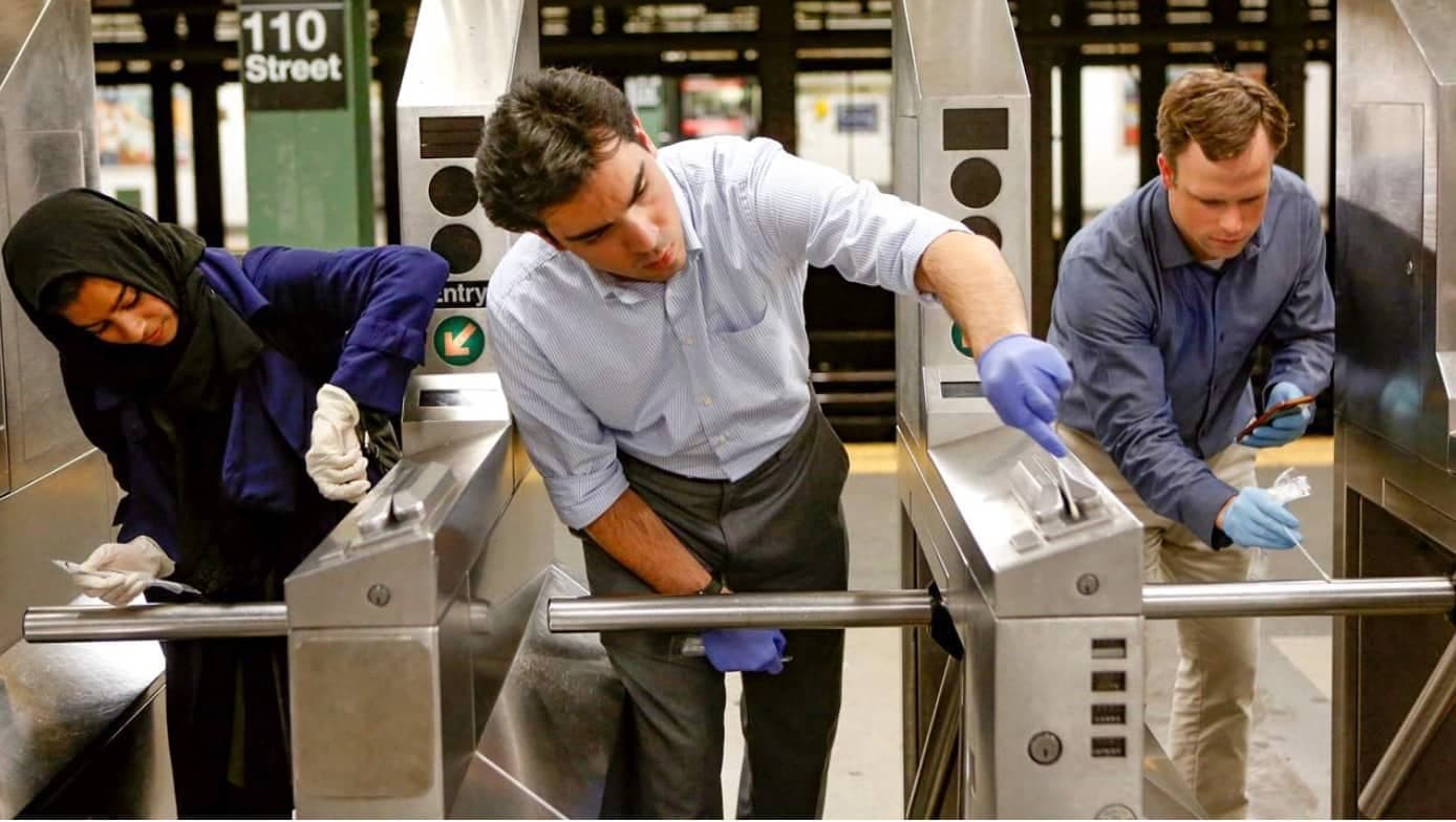 Des chercheurs écouvillonnent les tourniquets du métro de New York.