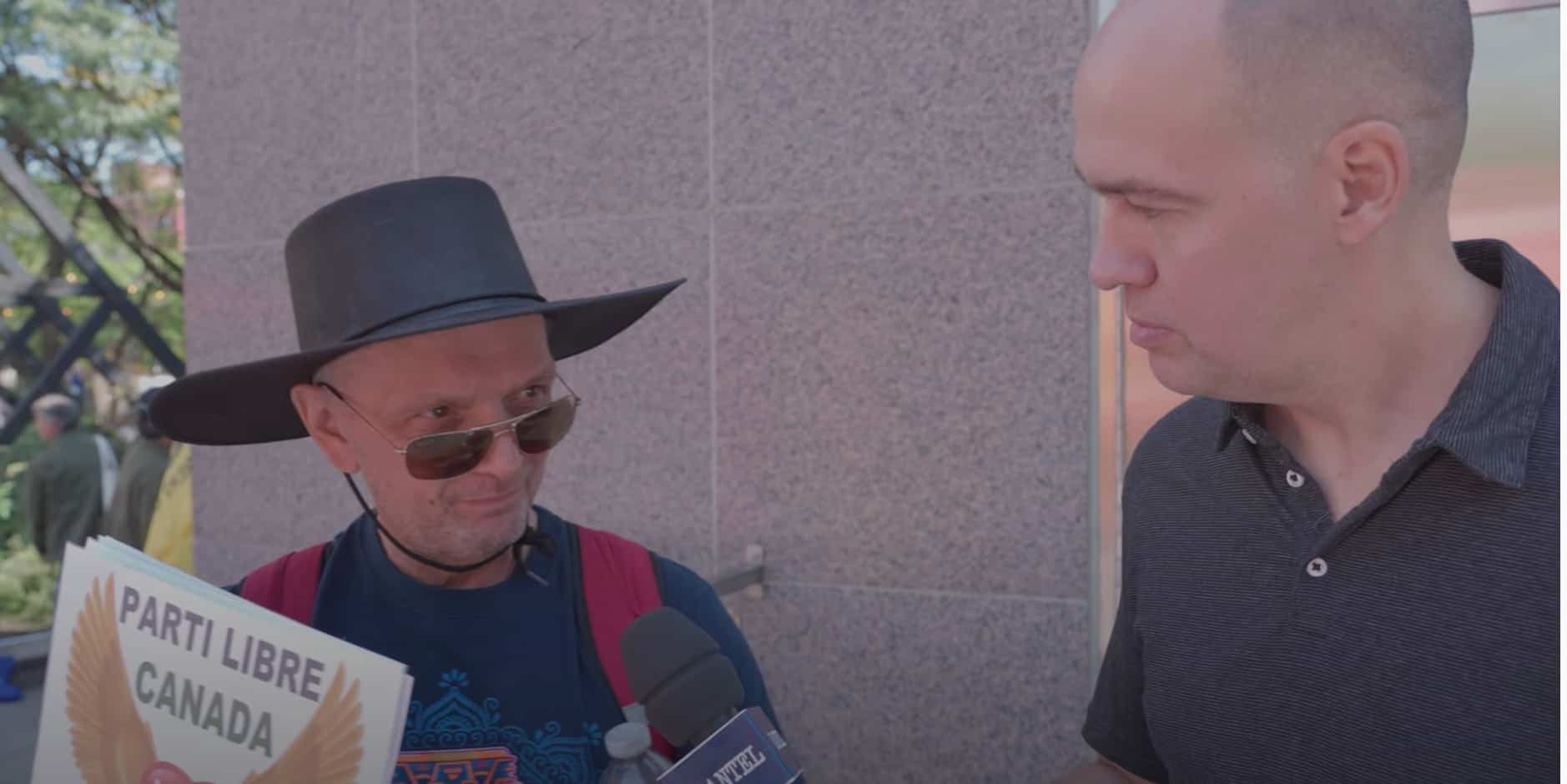 Michel Leclerc (à gauche) accompagné de l'humoriste Guy Nantel (à droite)