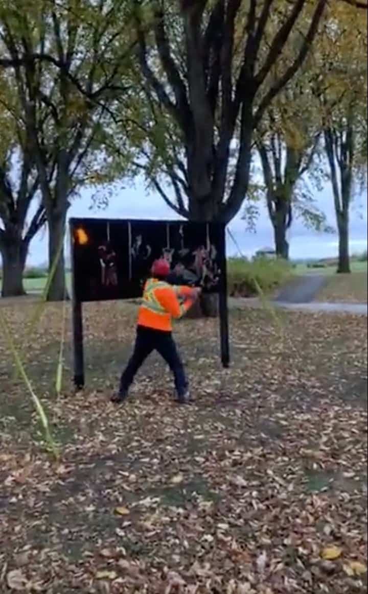 On voit l’homme en plein saccage.