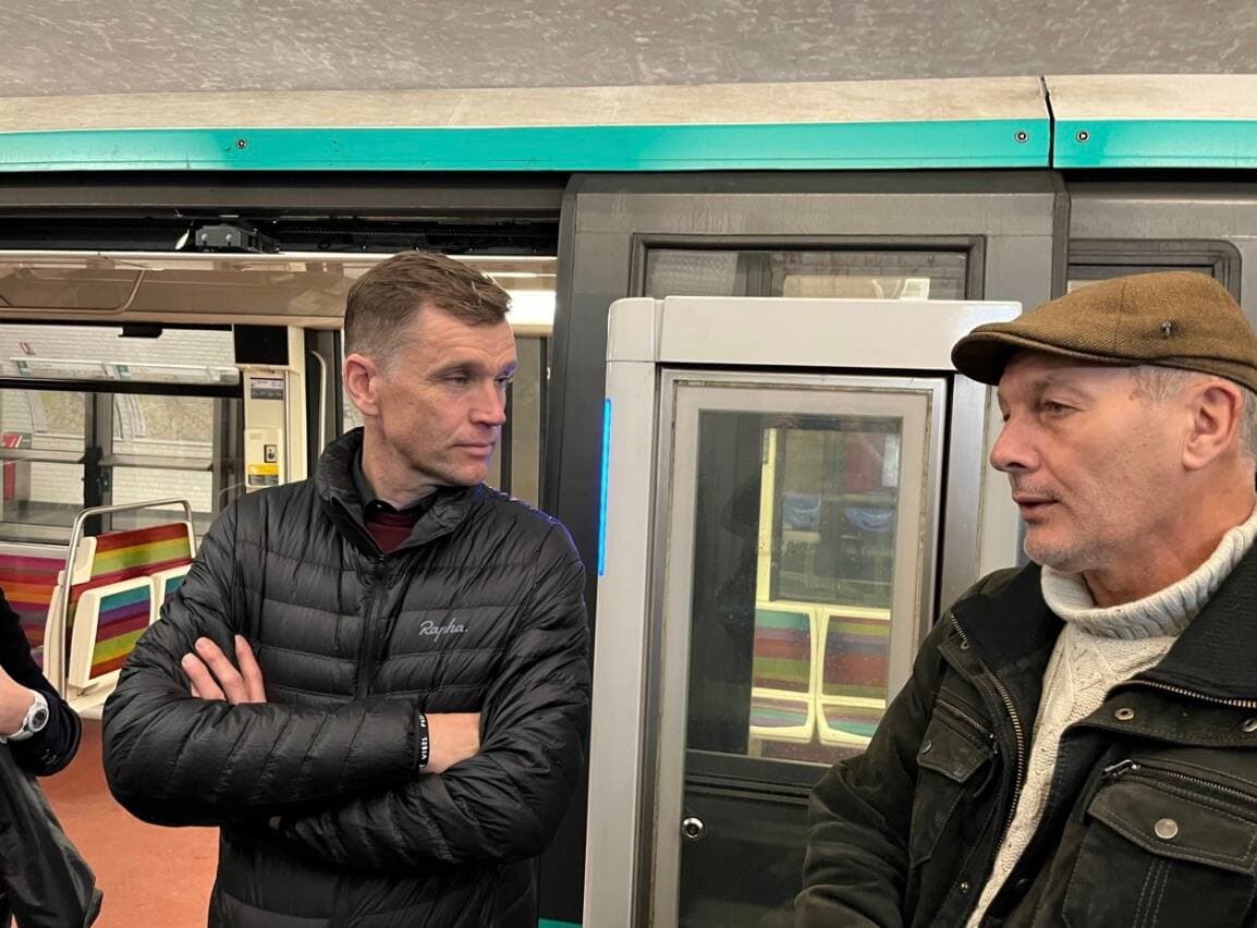 Pour sa première journée à Paris, le maire Marchand a bénéficié hier des services du guide Jacky Libaud, un conférencier naturaliste qui lui a fait faire le tour de La Coulée verte. Ce parcours piétonnier et végétalisé a été construit en plein Paris sur une ancienne ligne de chemin de fer.