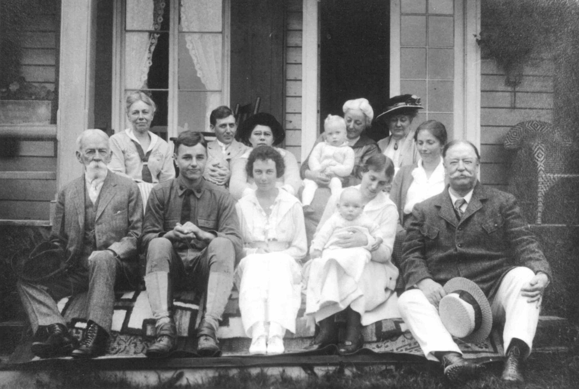 L’ex-président apparaît au bout à droite avec sa famille.