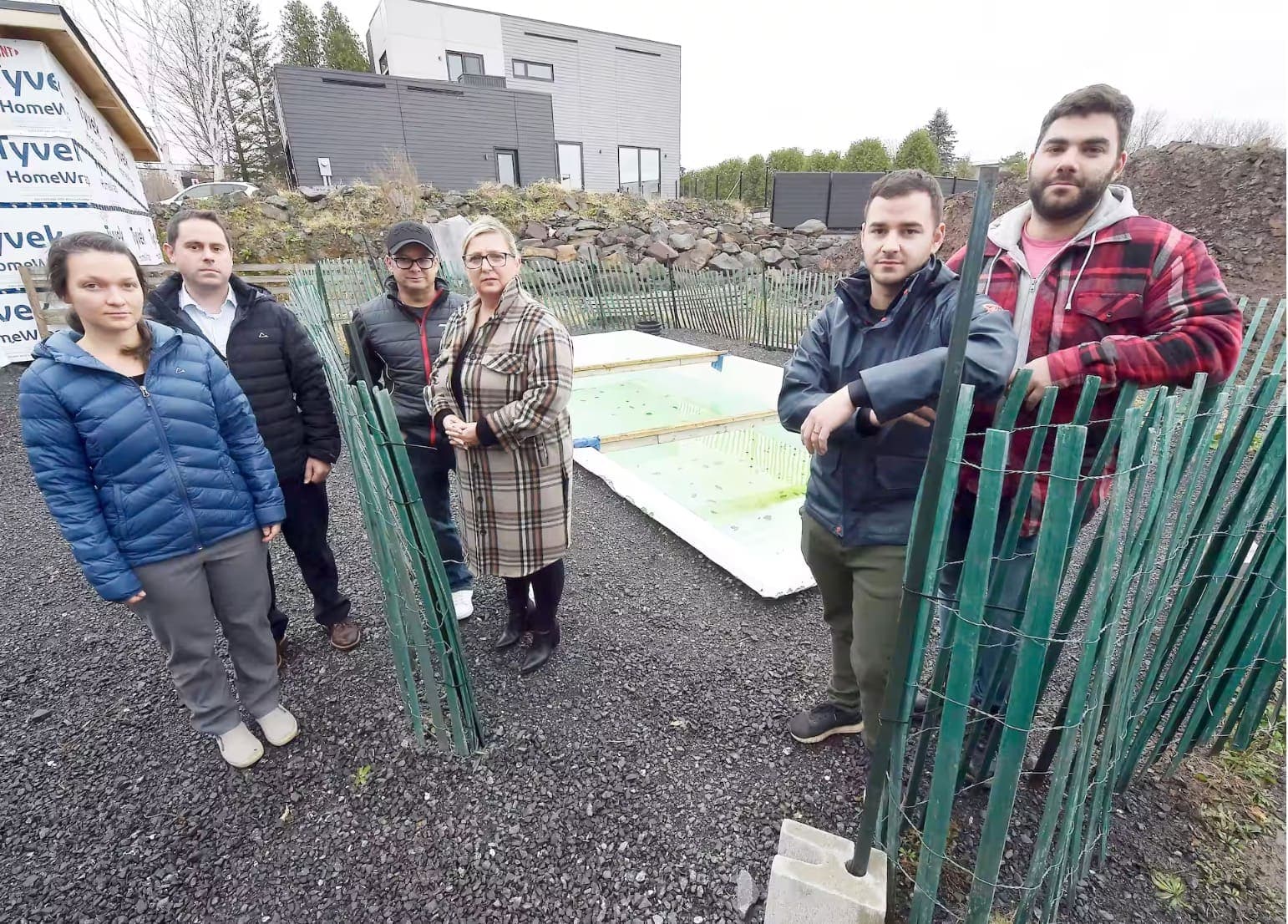 De gauche à droite, Bobby Hamel, Nathalie Levasseur, Gabriel Marois, Hubert Brulotte, Lucie Morin et Simon Comtois, tous originaires de la grande région de Québec, estiment avoir été floués par Piscines Élégance.