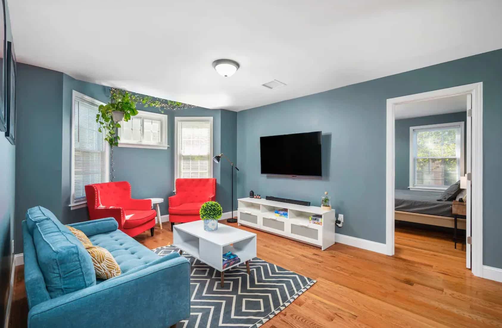 Airbnb : Colorful, Comfy & Modern ~ Close to NYC ~ Parking!