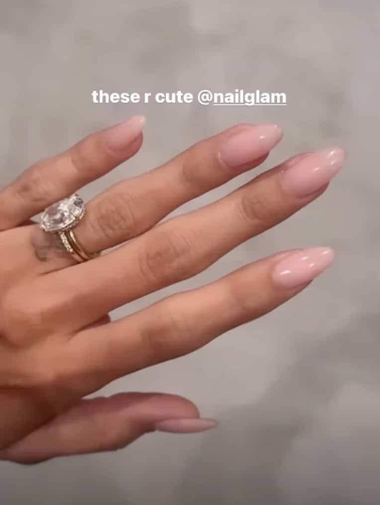 via Stories @Haileybieber