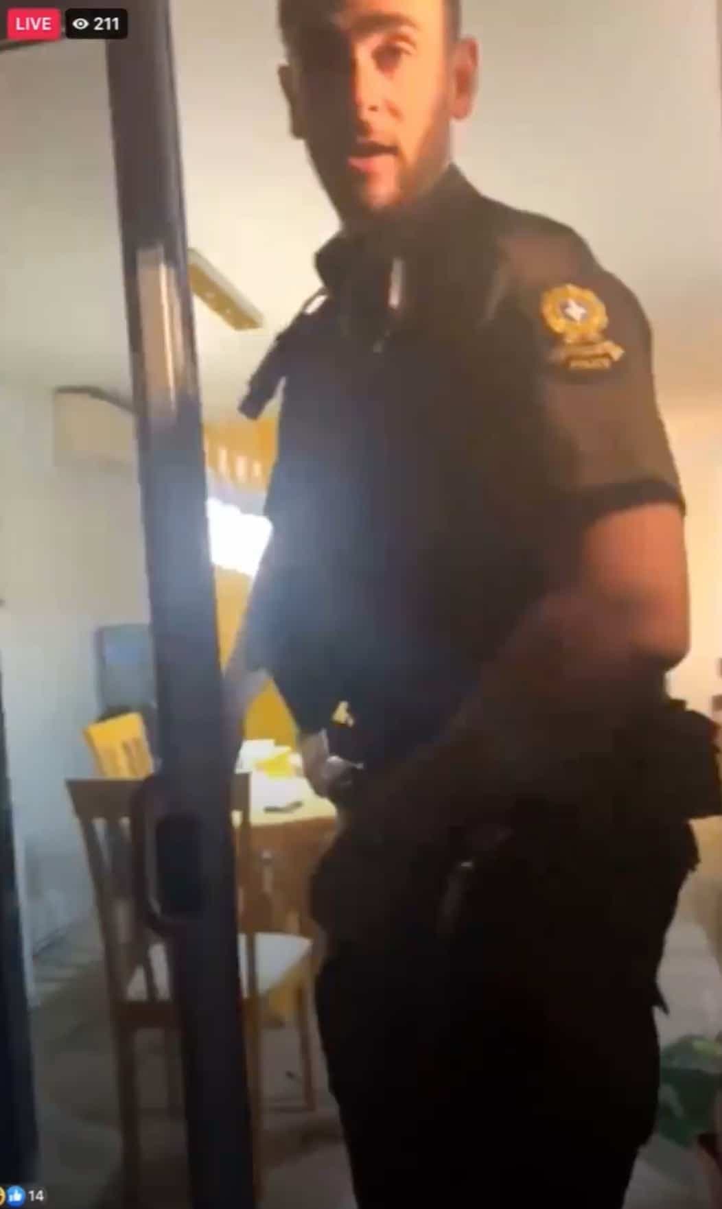 Un des quatre policiers venus arrêter Jonathan Blanchette mardi soir.