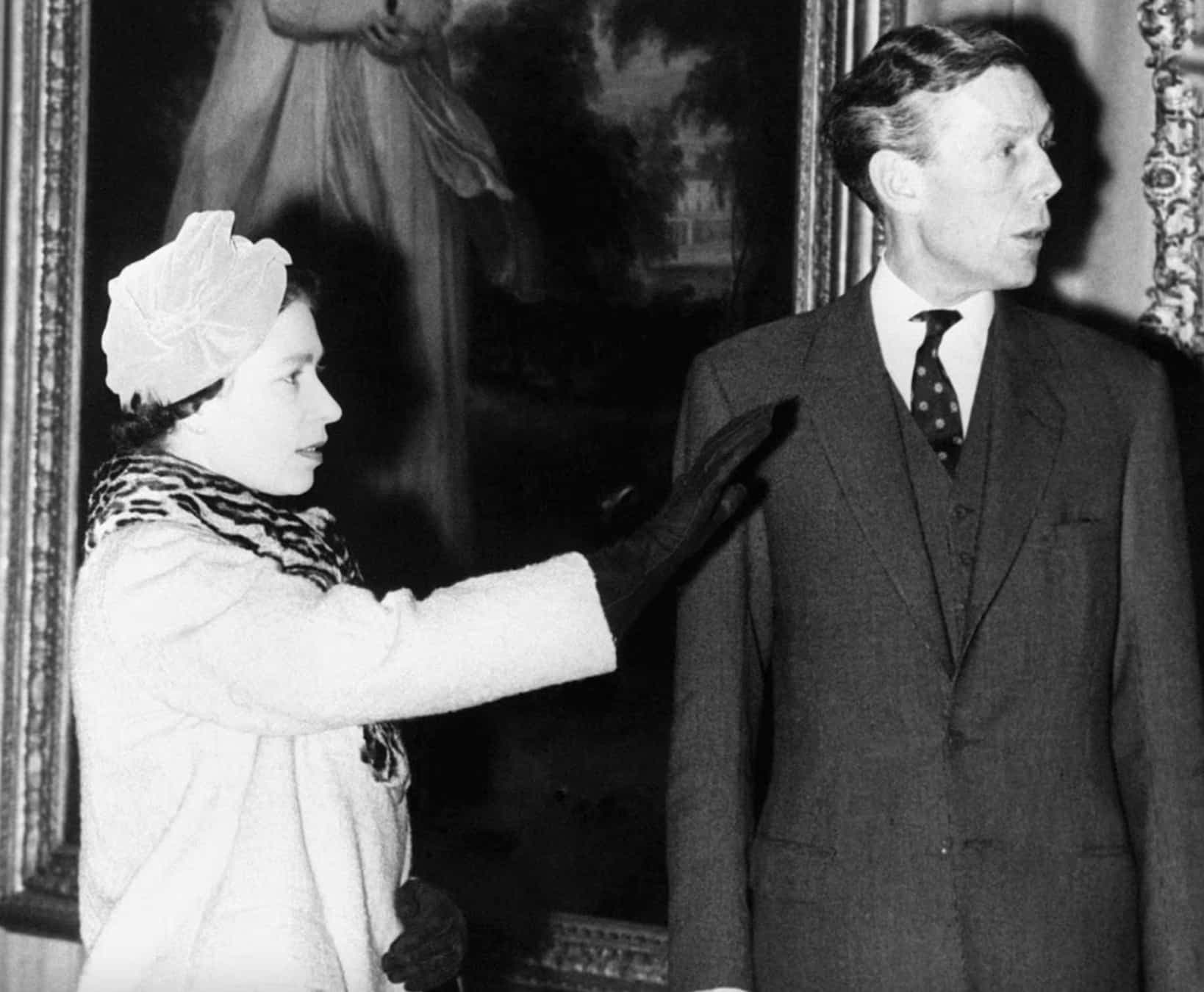 La reine Elizabeth II avec sir Anthony Blunt lors d’une exposition d’art à Londres en 1979.