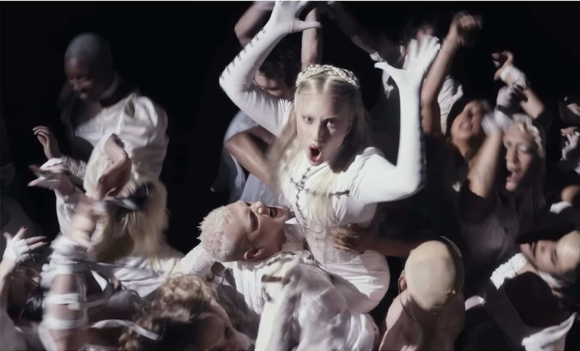 Le danseur québécois Gab Robert soulève Lady Gaga dans une scène du vidéoclip de la chanson «Abracadabra».