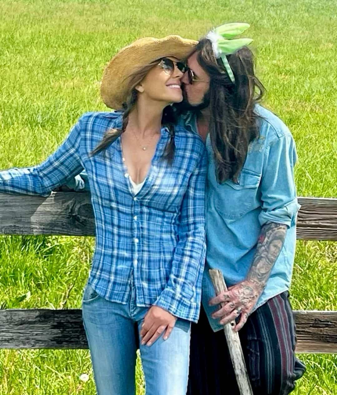 Le nouveau couple de l'heure? Elizabeth Hurley et Billy Ray Cyrus prennent la pose en amoureux sur les réseaux sociaux.