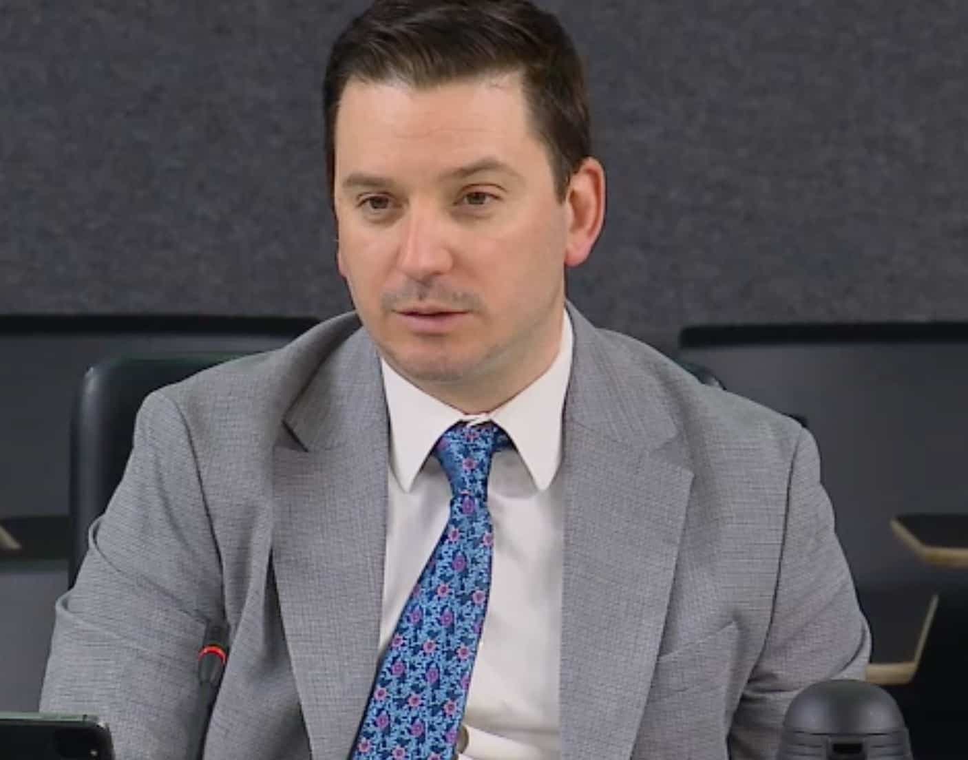 Simon Jolin-Barette n’a pas l’intention de donner un délai supplémentaire aux commerçants qui doivent adapter leurs terminaux pour les nouvelles règles sur le pourboire.