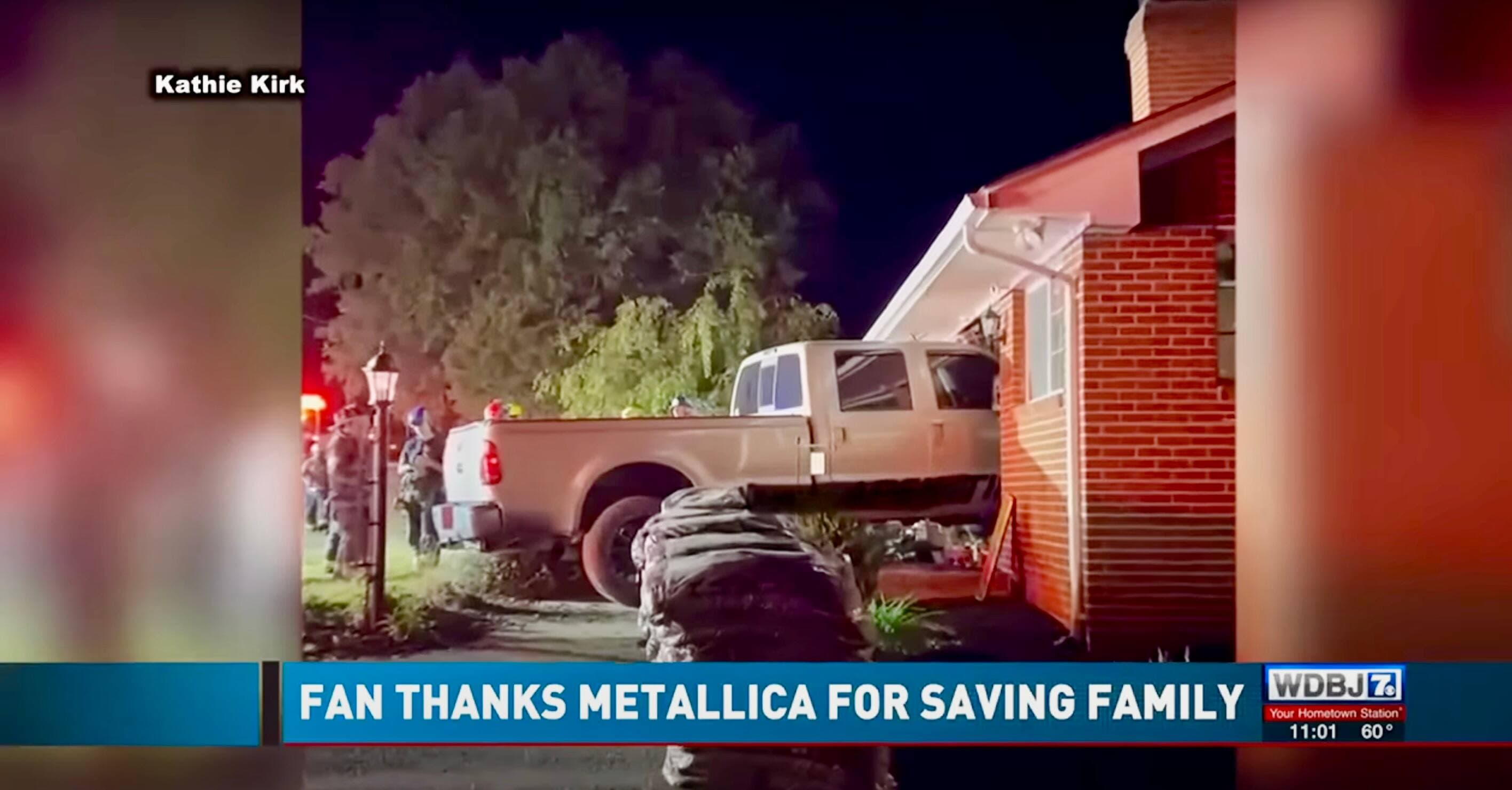 La camionnette a percuté la maison des McKee à la hauteur du salon.