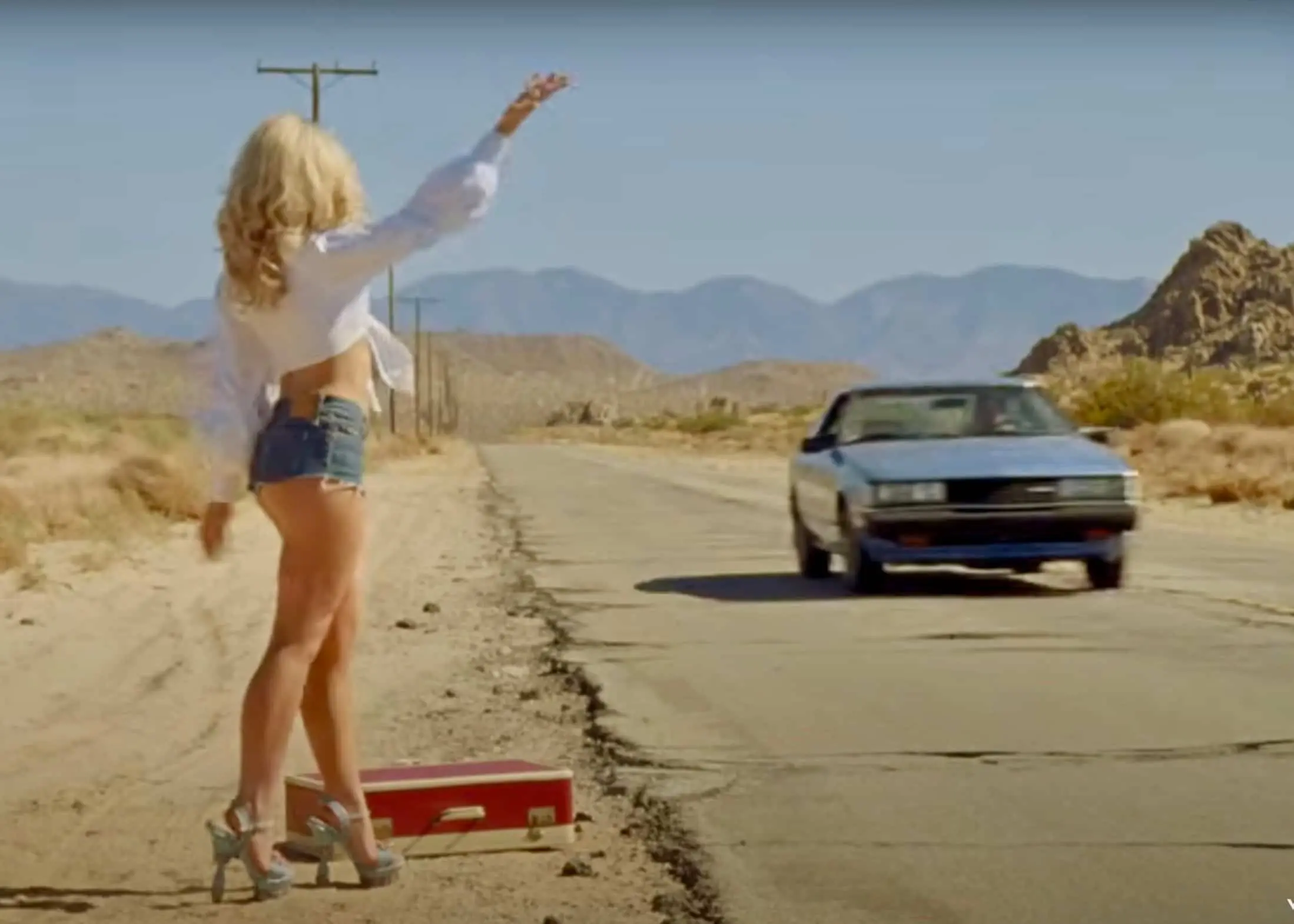 Sabrina Carpenter fait du pouce dans le vidéoclip de sa chanson «Manchild», paru le 6 juin.