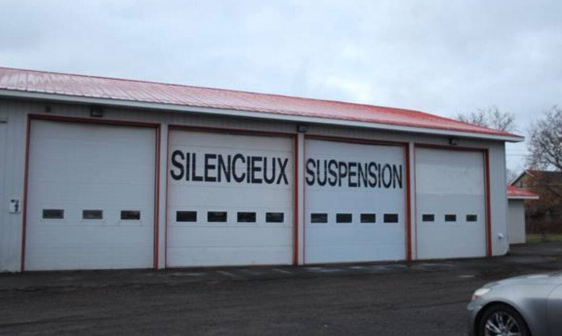 Le garage où Liquidation Rive-Nord a commis plusieurs infractions à la Loi sur la protection du consommateur est maintenant en vente.