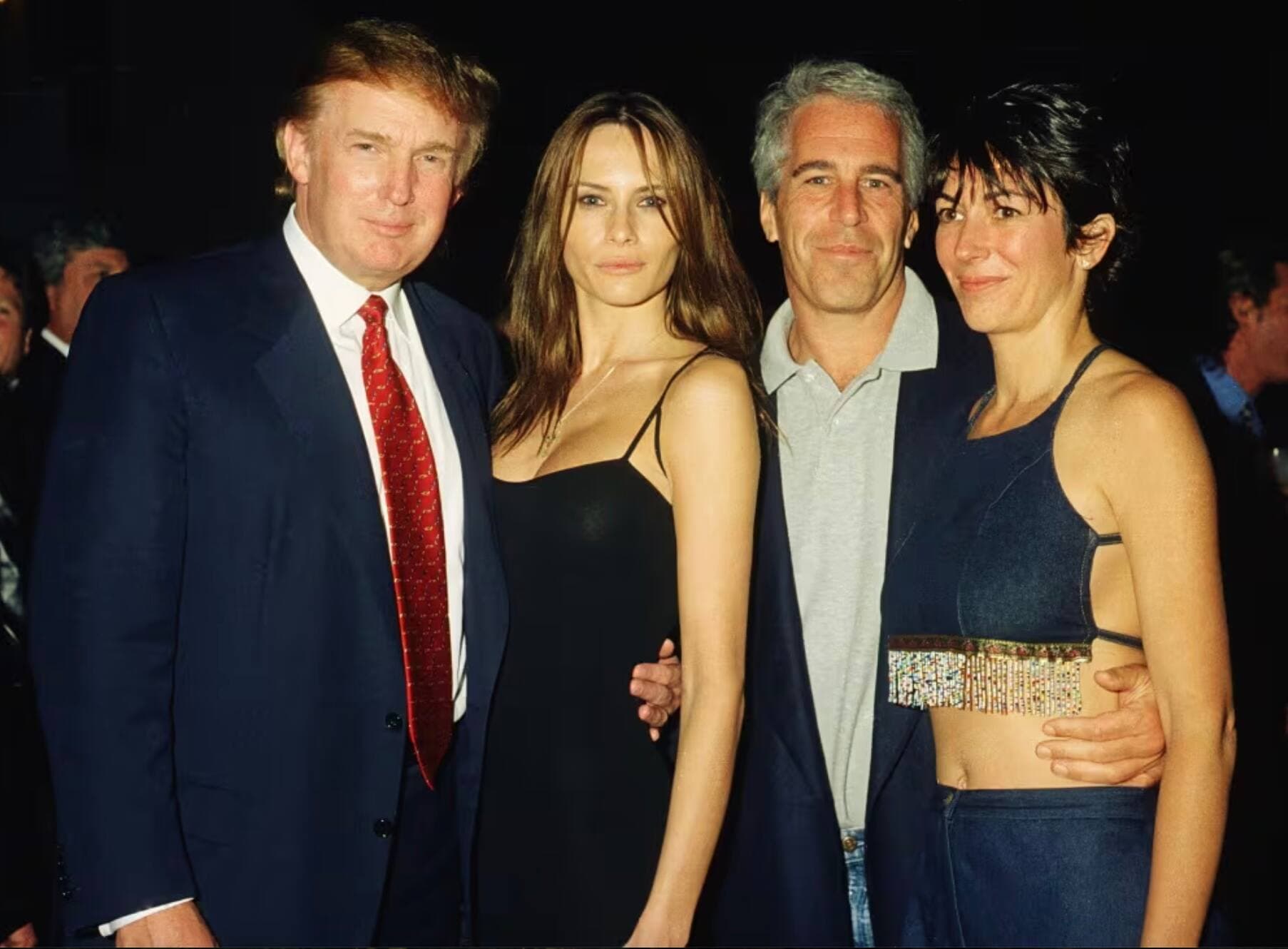 Donald Trump, à gauche, et son épouse, Melania Trump, sont photographiés avec Jeffrey Epstein et son associée Ghislaine Maxwell dans la propriété de Trump à Mar-a-Lago à Palm Beach, en Floride, en février 2000. (Davidoff Studios/Getty Images)