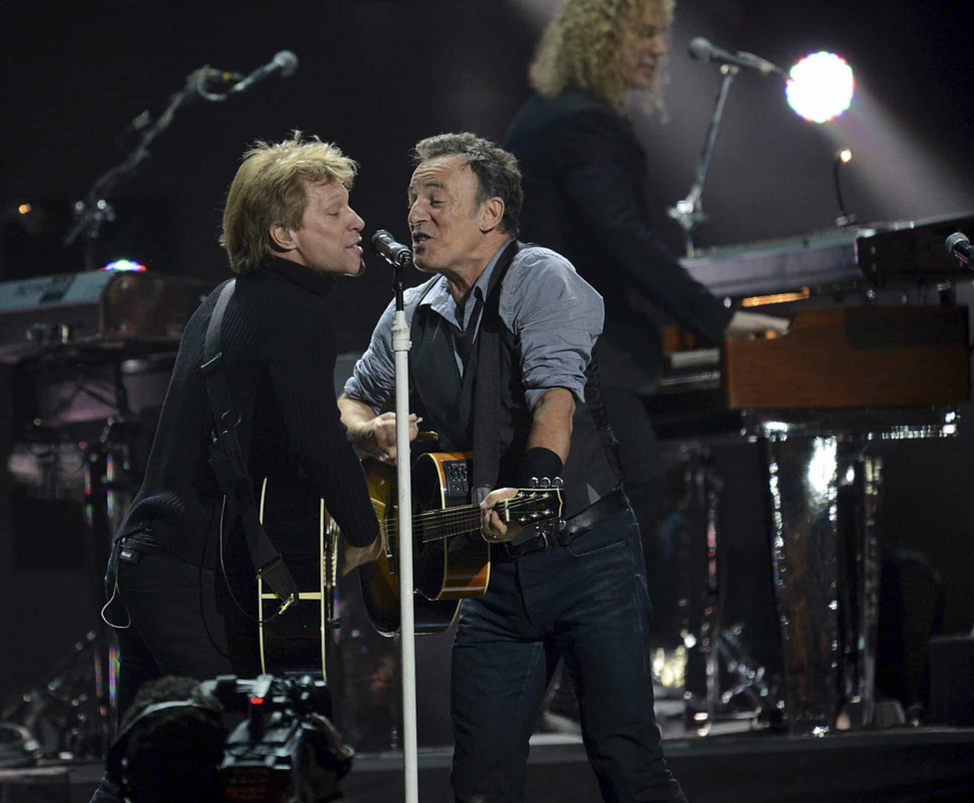 Jon Bon Jovi et Bruce Springsteen lors du concert 12-12-12, pour les victimes de l'ouragan Sandy, au Madison Square Garden de New York, le 12 décembre 2012.