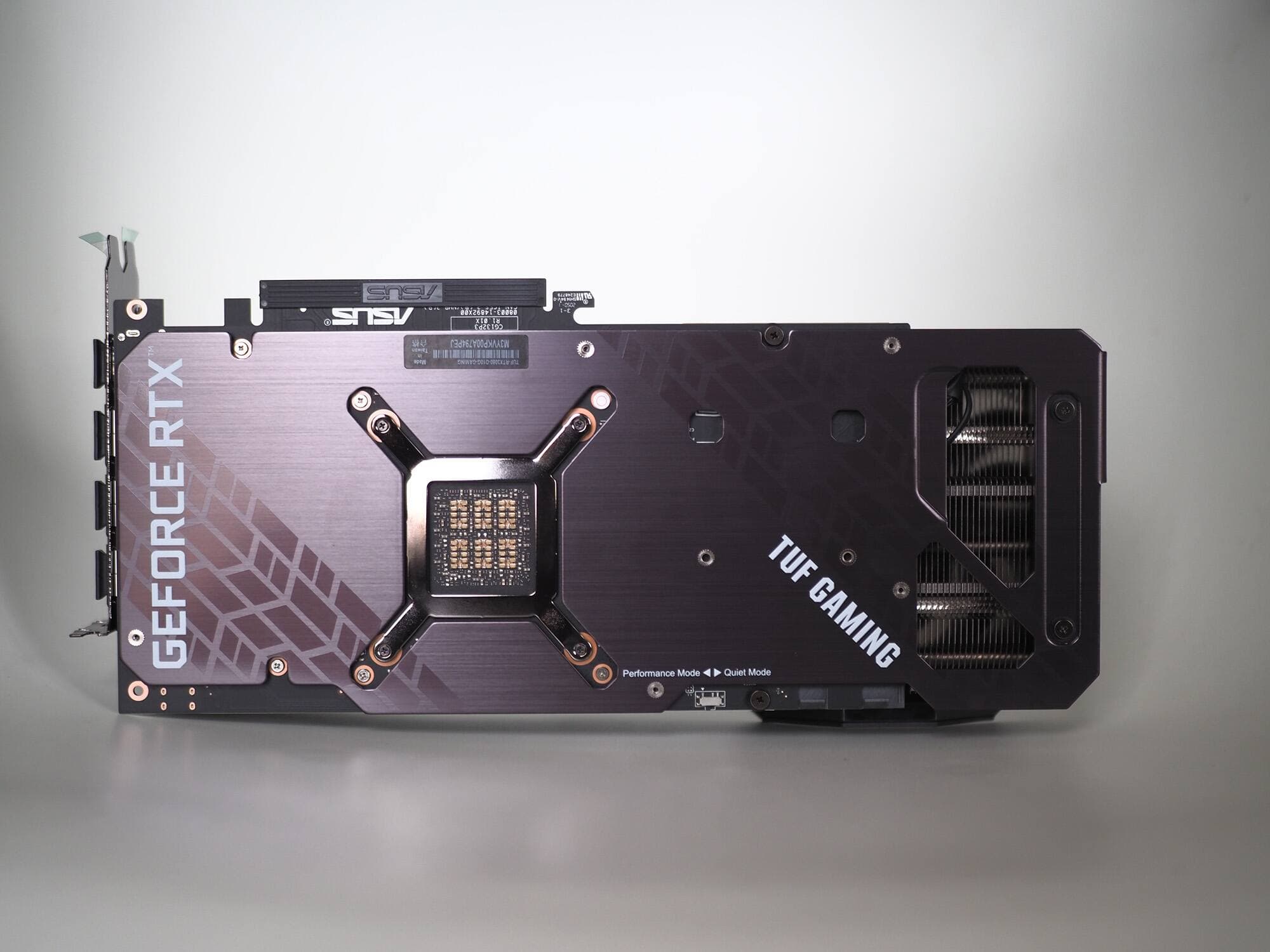 La surface arrière de la carte graphique devient très chaude pendant une session de jeu.