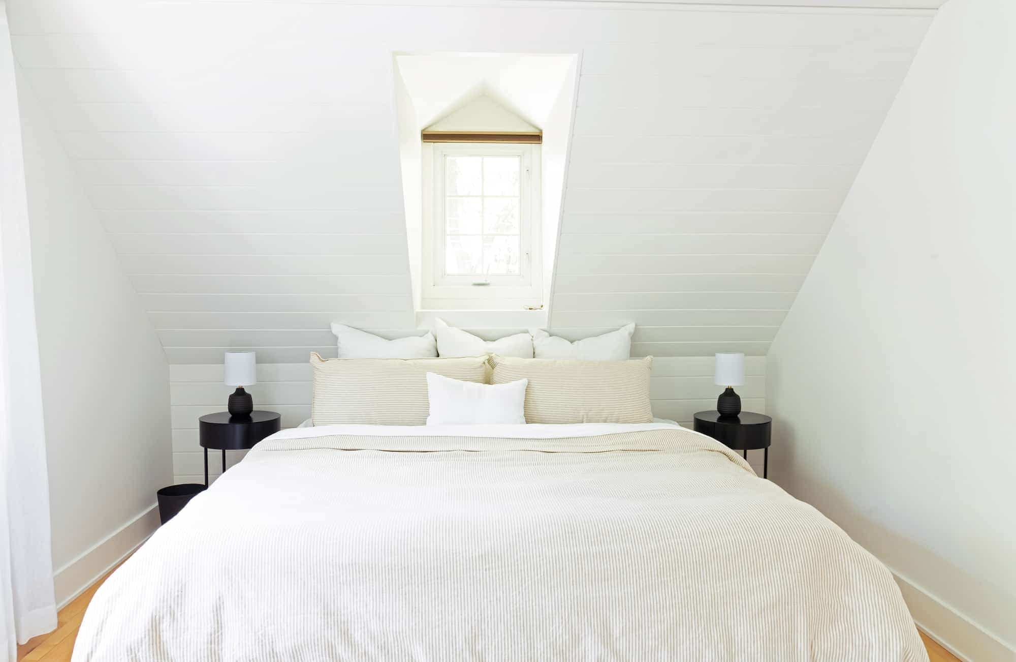 APRÈS : «La lucarne dans la chambre principale était parmi mes coups de cœur lorsque nous avons fait l’achat de la maison.»