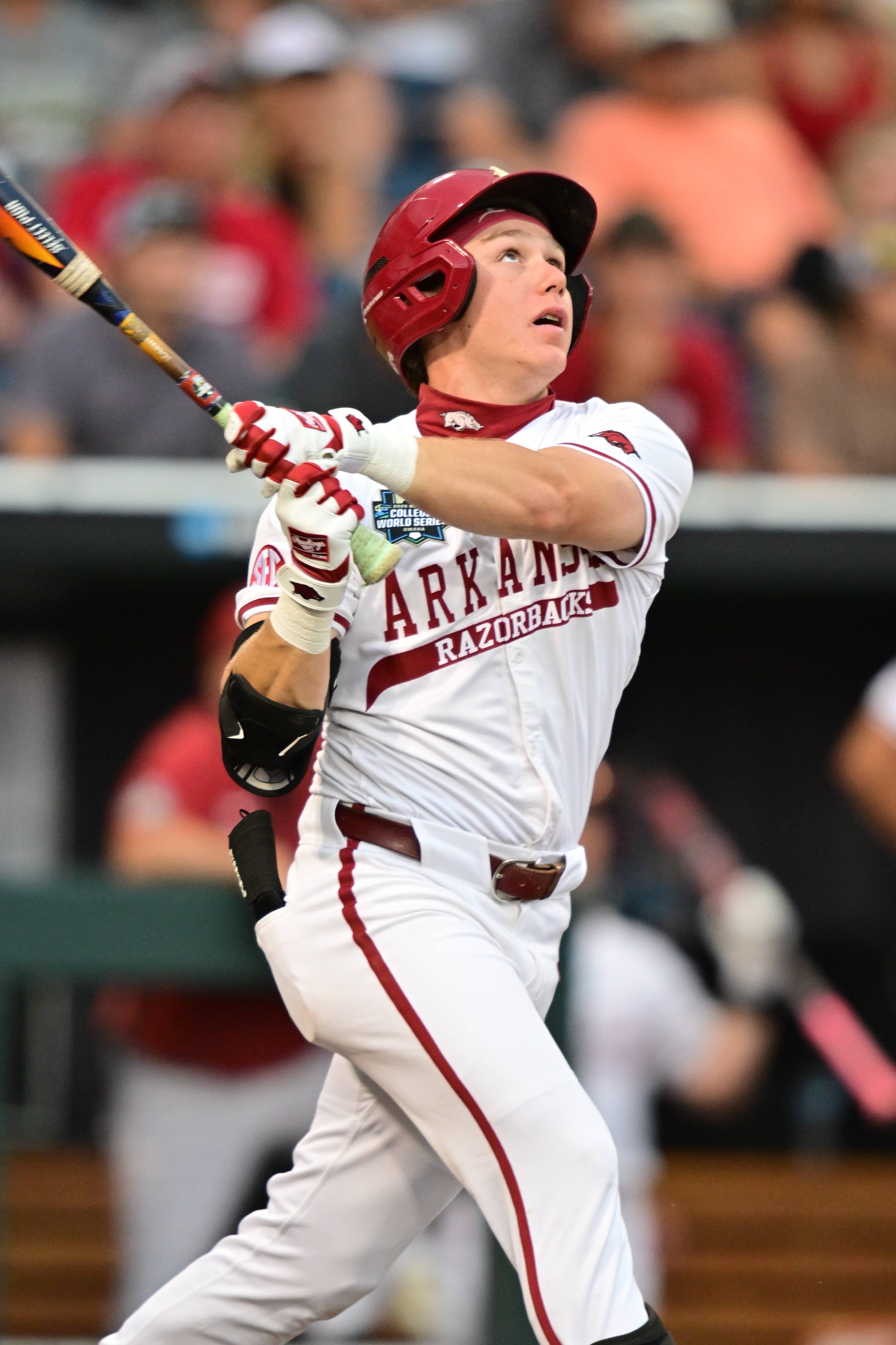 Charles Davalan dans l’uniforme des Razorbacks de l’Université de l’Arkansas le 17 juin 2025.