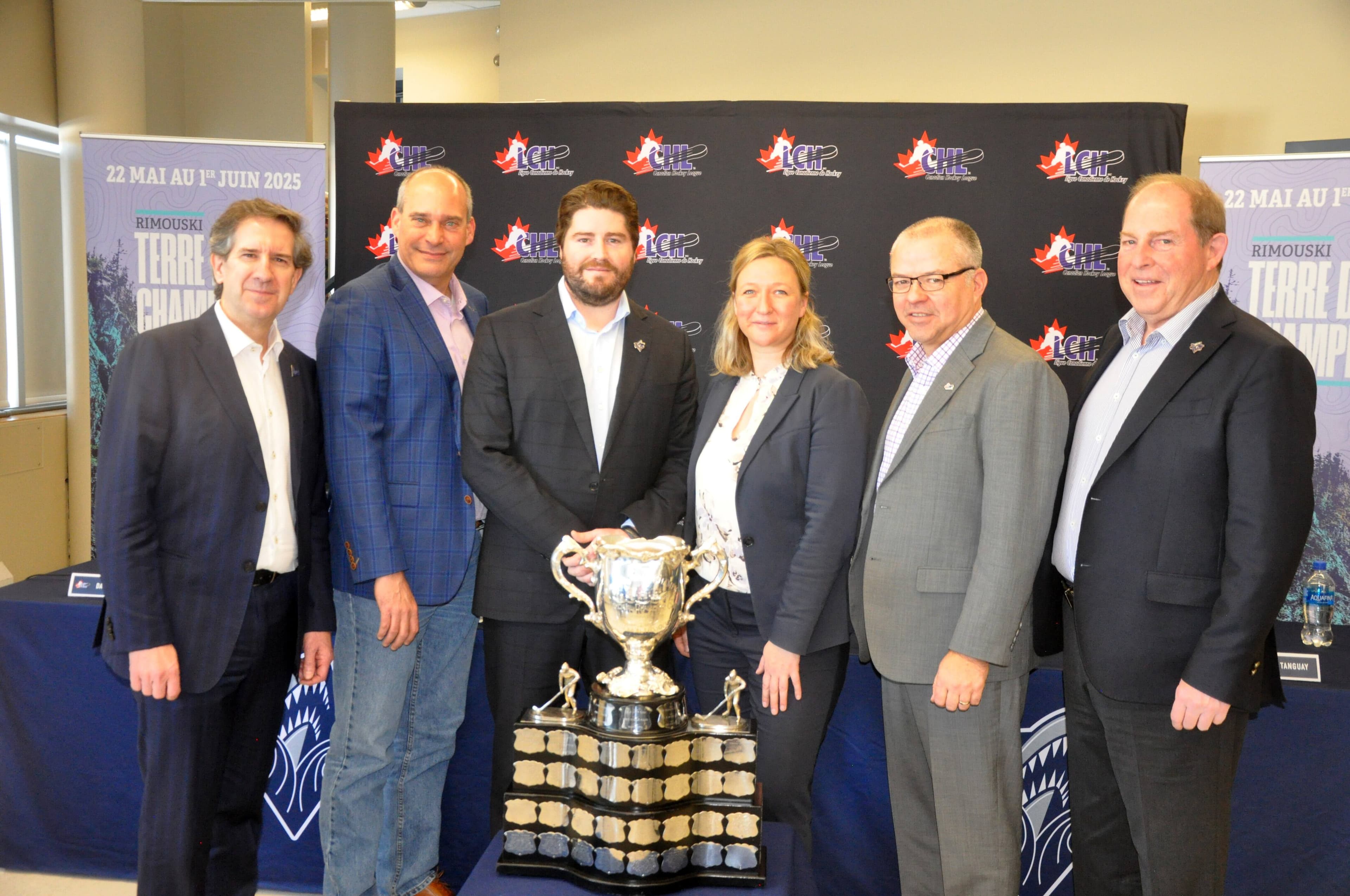 Le commissaire de la LHJMQ, Mario Cecchini, le maire de Rimouski, Guy Caron, le copropriétaire de l’Océanic, Alexandre Tanguay, la députée de Rimouski, Maïté Blanchette-Vézina, le président de la ligue canadienne, Dan Mackenzie et le président du comité organisateur, Jacques Tanguay.