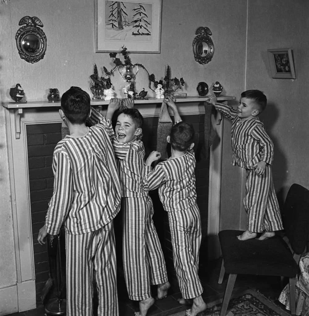 Historiquement, les cadeaux étaient donnés le jour de l’An, célébré avec plus d’éclat que Noël. C’était de petits présents comme des fruits, des noix, des bonbons ou de petites babioles souvent en bois. Ces présents étaient accrochés à l’arbre de Noël.