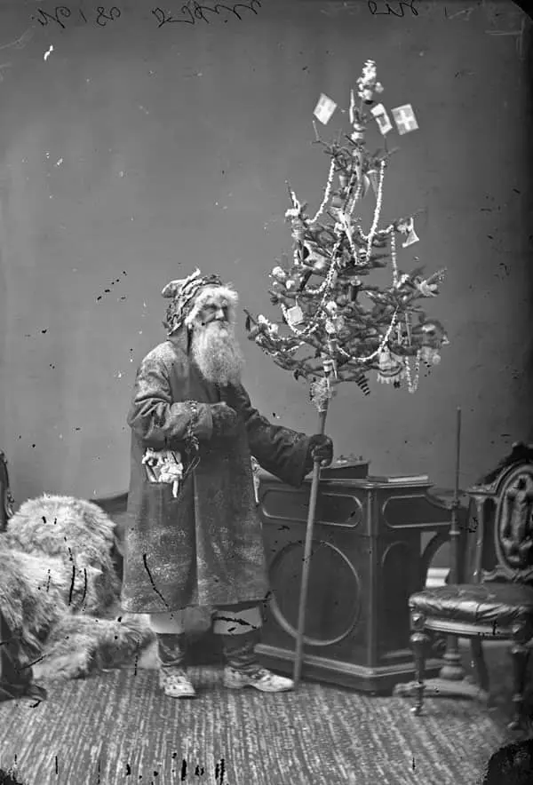 Si chez les Canadiens français la tradition des cadeaux se faisait le premier janvier pendant longtemps, chez les Canadiens anglais, le père Noël passait plutôt le 24 décembre.