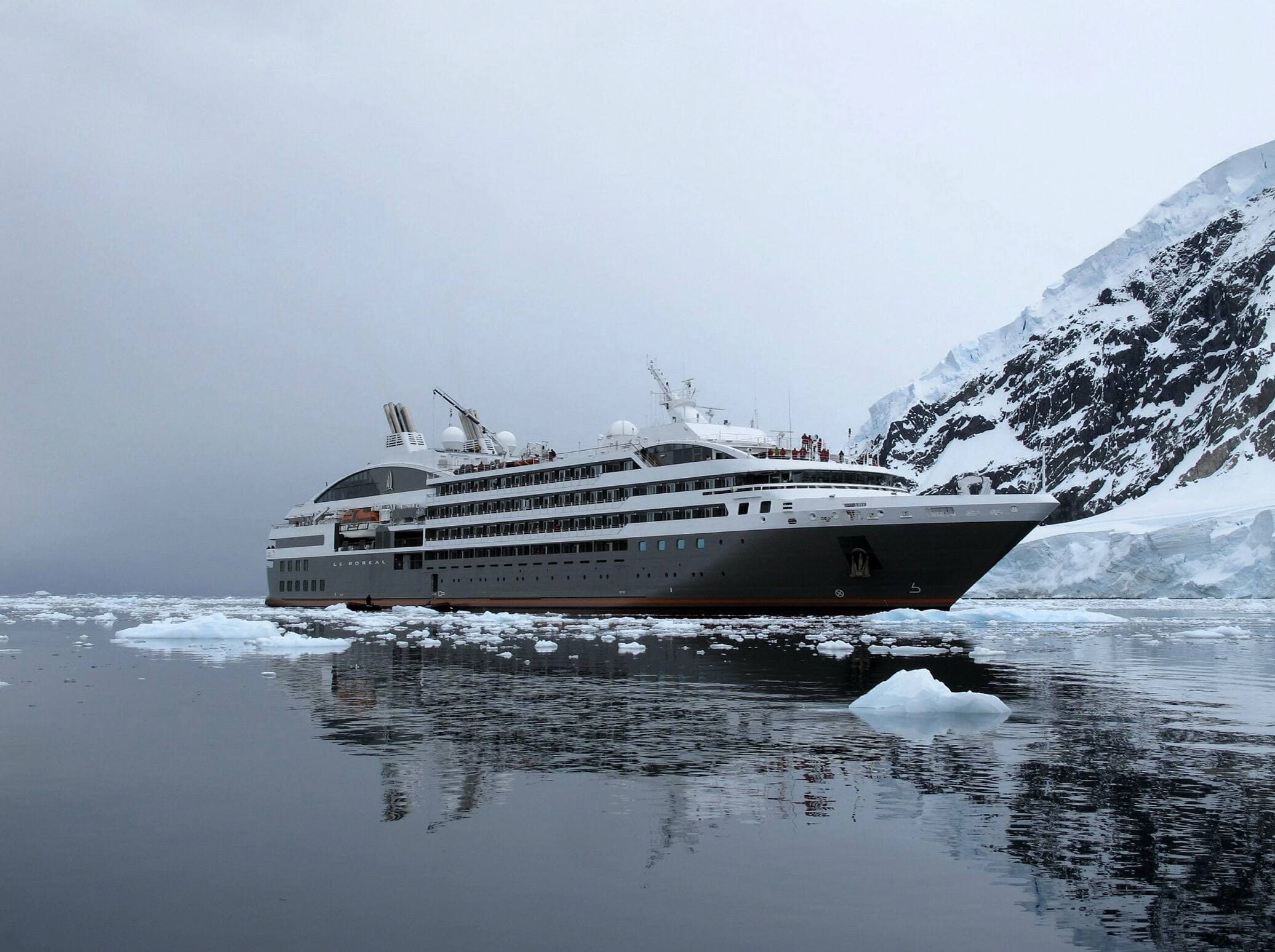 Le Boréal attend le retour de ses passagers dans l’anse de Neko, péninsule antarctique.