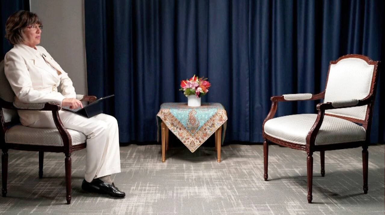 Après avoir refusé de porter le voile pour une entrevue avec le président iranien Raïssi, la journaliste Christiane Amanpour s’est retrouvée devant une chaise vide.