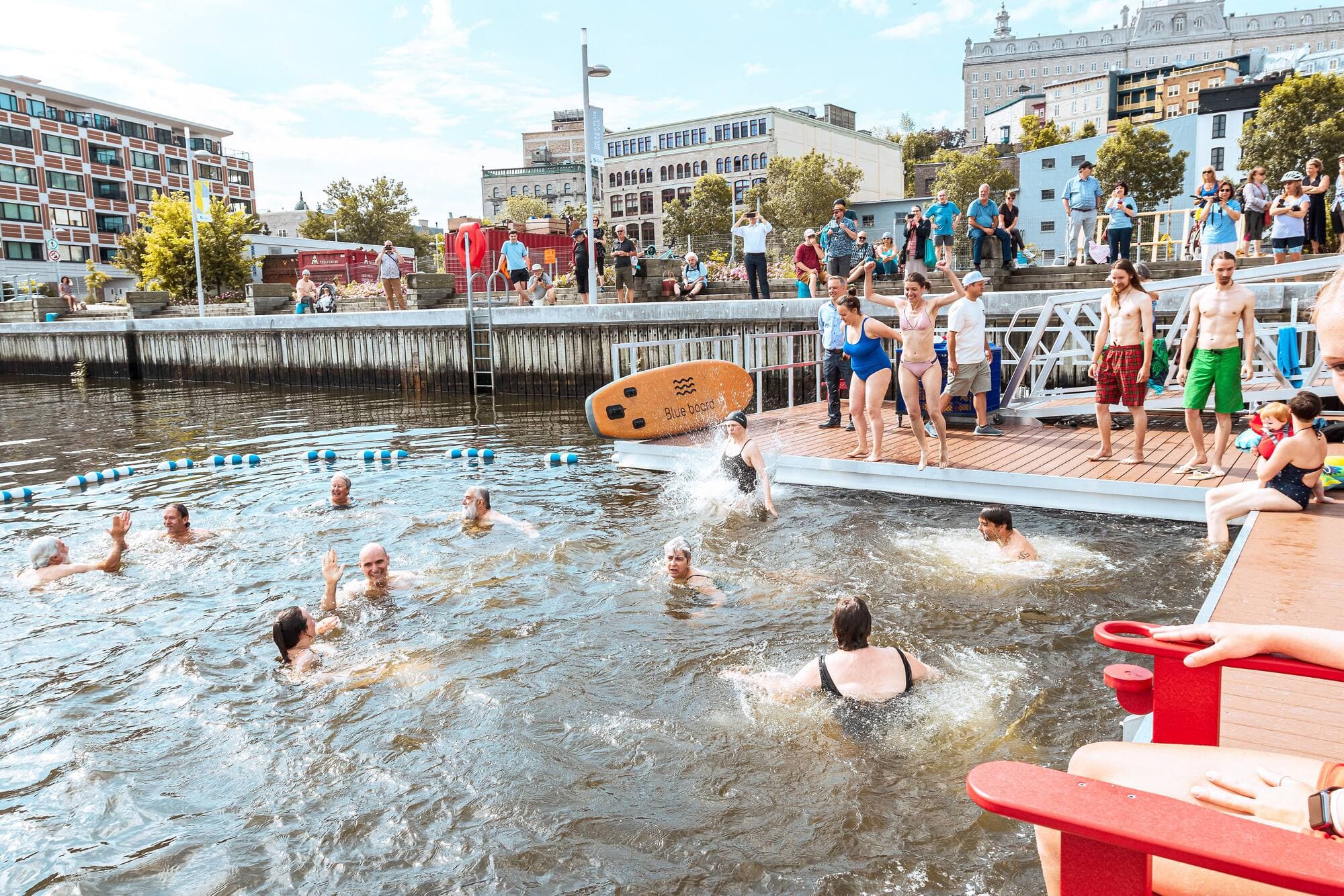Les premiers baigneurs, dont le ministre fédéral Jean-Yves Duclos, l’ancienne députée Agnès Maltais et Michel Beaulieu, porte-parole de la Société des Gens de Baignade, ont sauté dans les eaux du bassin Louise ce vendredi.