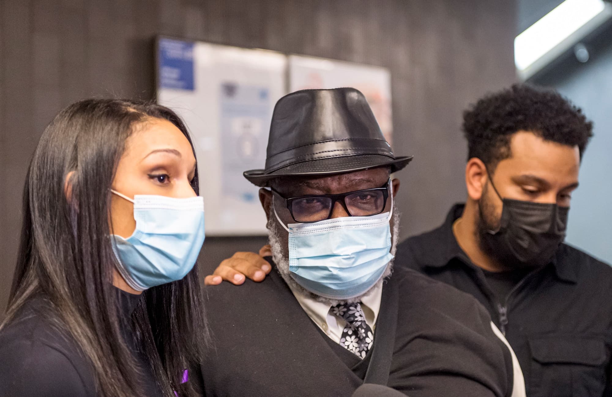 La famille de Rebekah Harry lors du retour en cours de l’accusé Brandon McIntyre concernant le 7e féminicide de l’année, au Palais de Justice de Montréal, à Montréal, mercredi le 21 avril 2021. Sur cette photo: Sarah-Lisa Harry (soeur), Ian Harry (père) et Teddy Harry (frère). JOEL LEMAY/AGENCE QMI