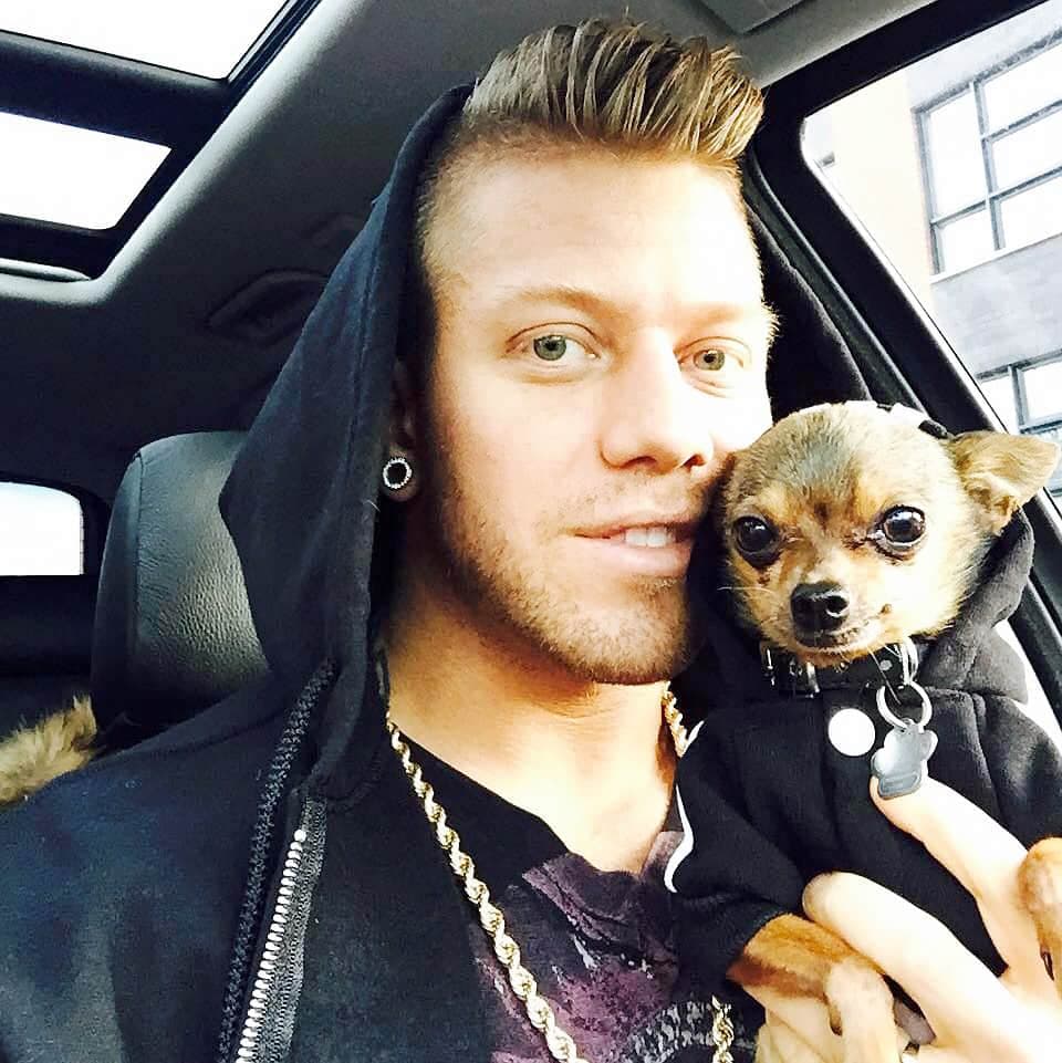 L’acteur porno québécois Marc-André Moisan est accusé d’agressions sexuelles.