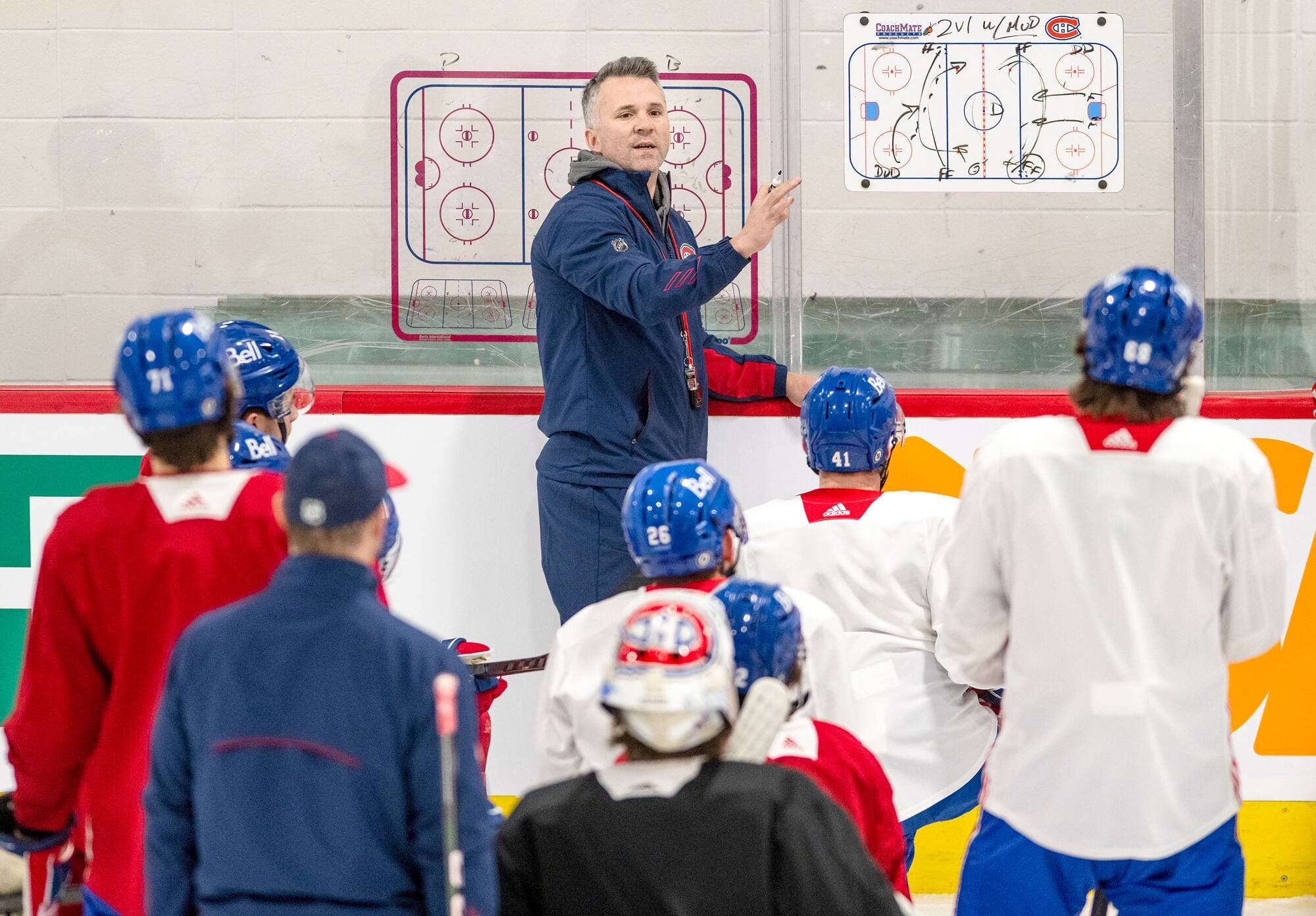 Les joueurs écoutant attentivement les directives de leur entraîneur Martin St-Louis lors d’un entraînement.