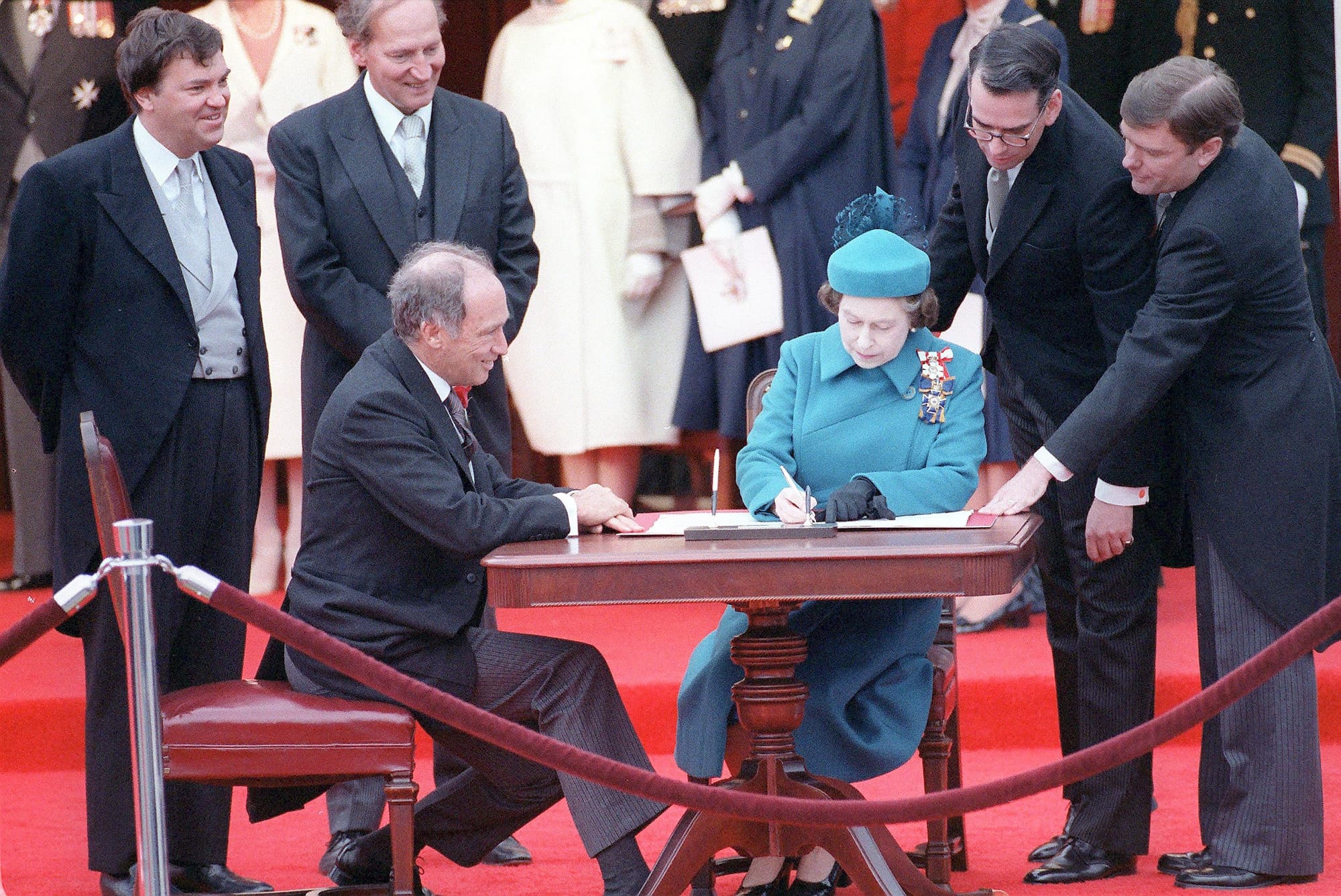 Près de 32 000 personnes étaient réunies à Ottawa lorsque la reine Élisabeth II a signé la proclamation royale de la Constitution, en avril 1982, aux côtés du premier ministre Pierre Elliot Trudeau.