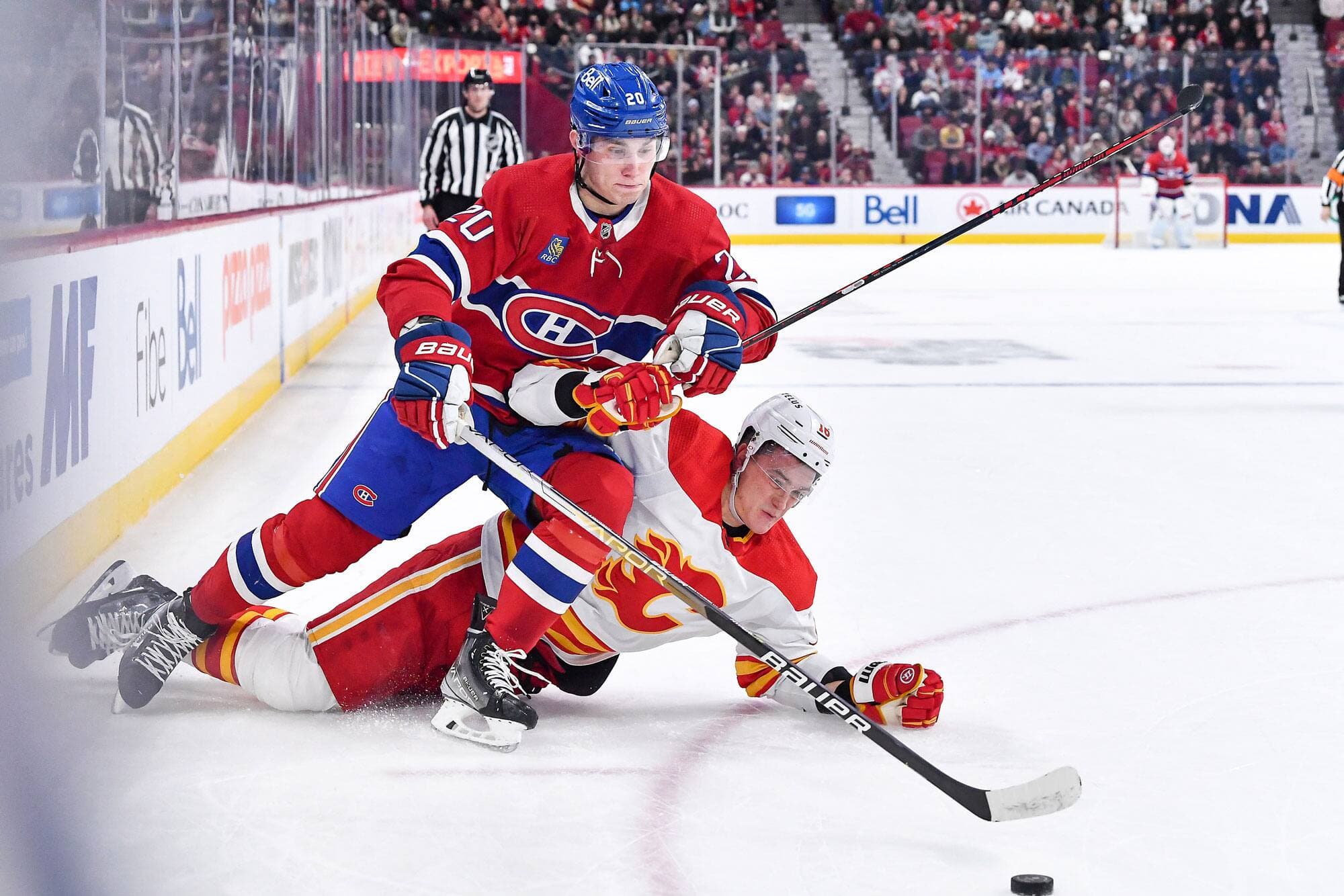 Juraj Slafkovsky tente de protéger la rondelle devant le défenseur des Flames Nikita Zadorov lors d’un match au Centre Bell, le 12 décembre dernier.