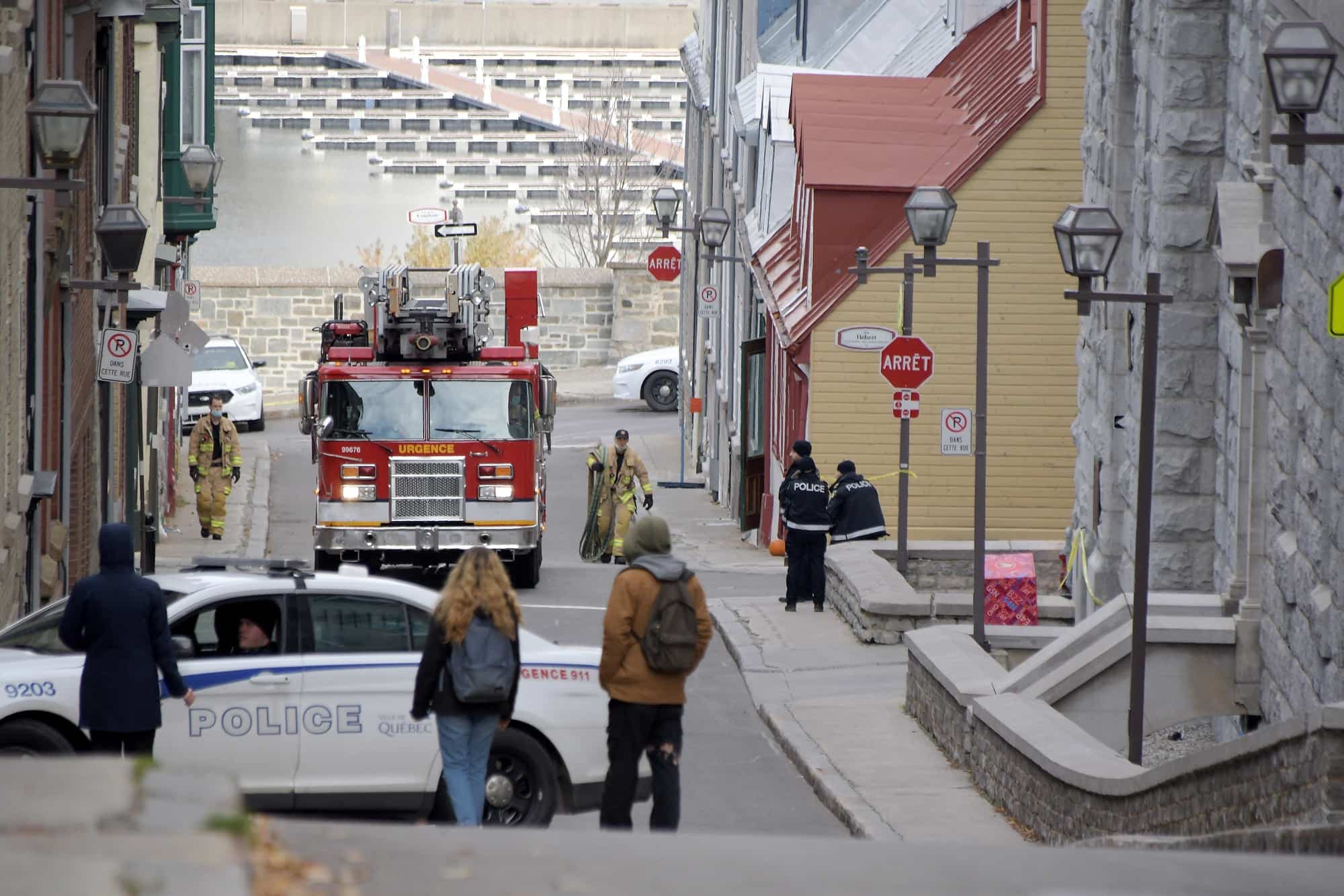 Les pompiers ont été appelés en renfort pour nettoyer les scènes de crime.