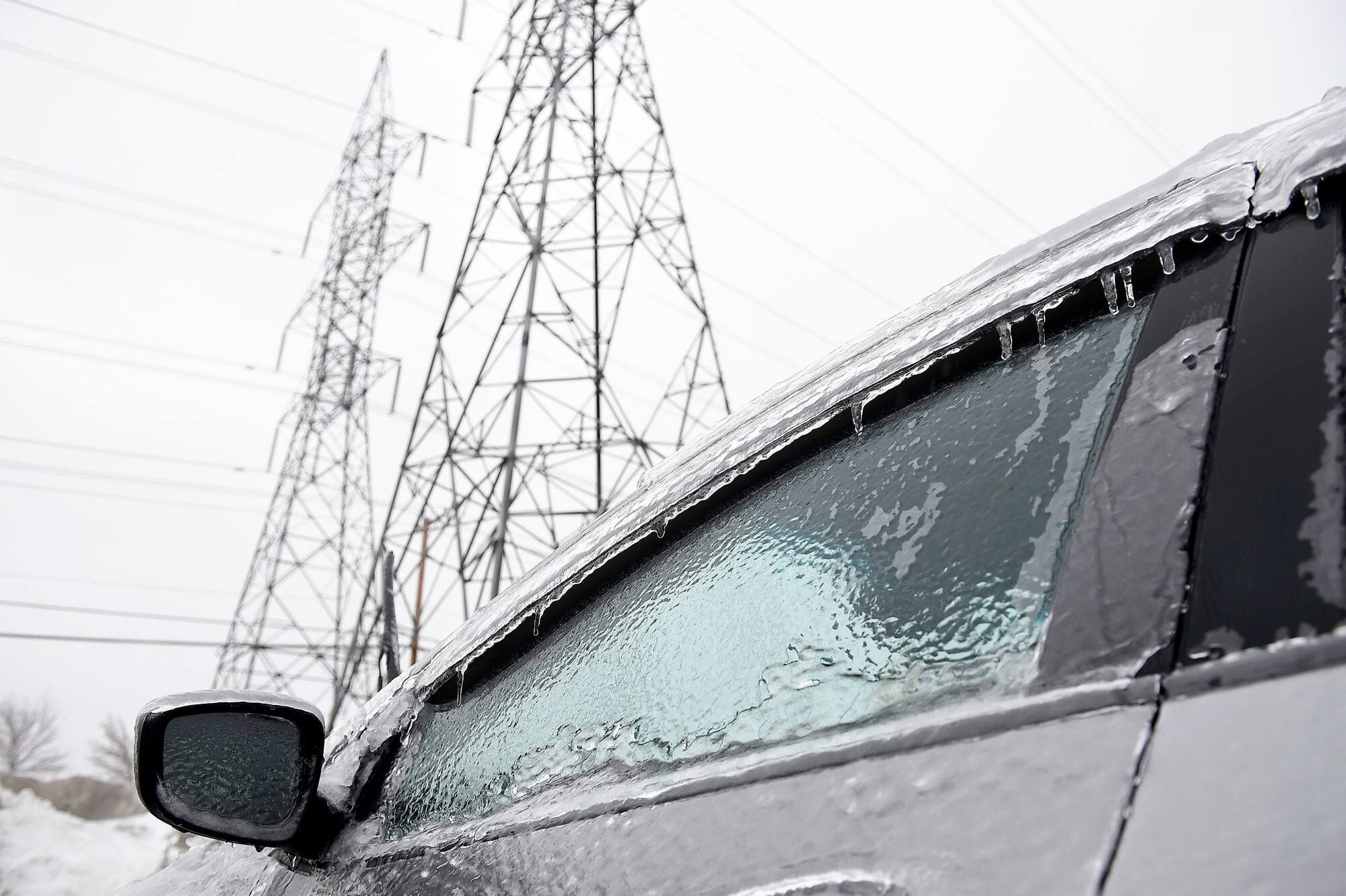 Il arrive souvent qu’un même événement météo, comme une tempête de verglas, provoque à la fois des dégâts aux véhicules et aux maisons. Dans une telle situation, avoir ses protections automobile et habitation chez le même assureur peut s’avérer plus avantageux.