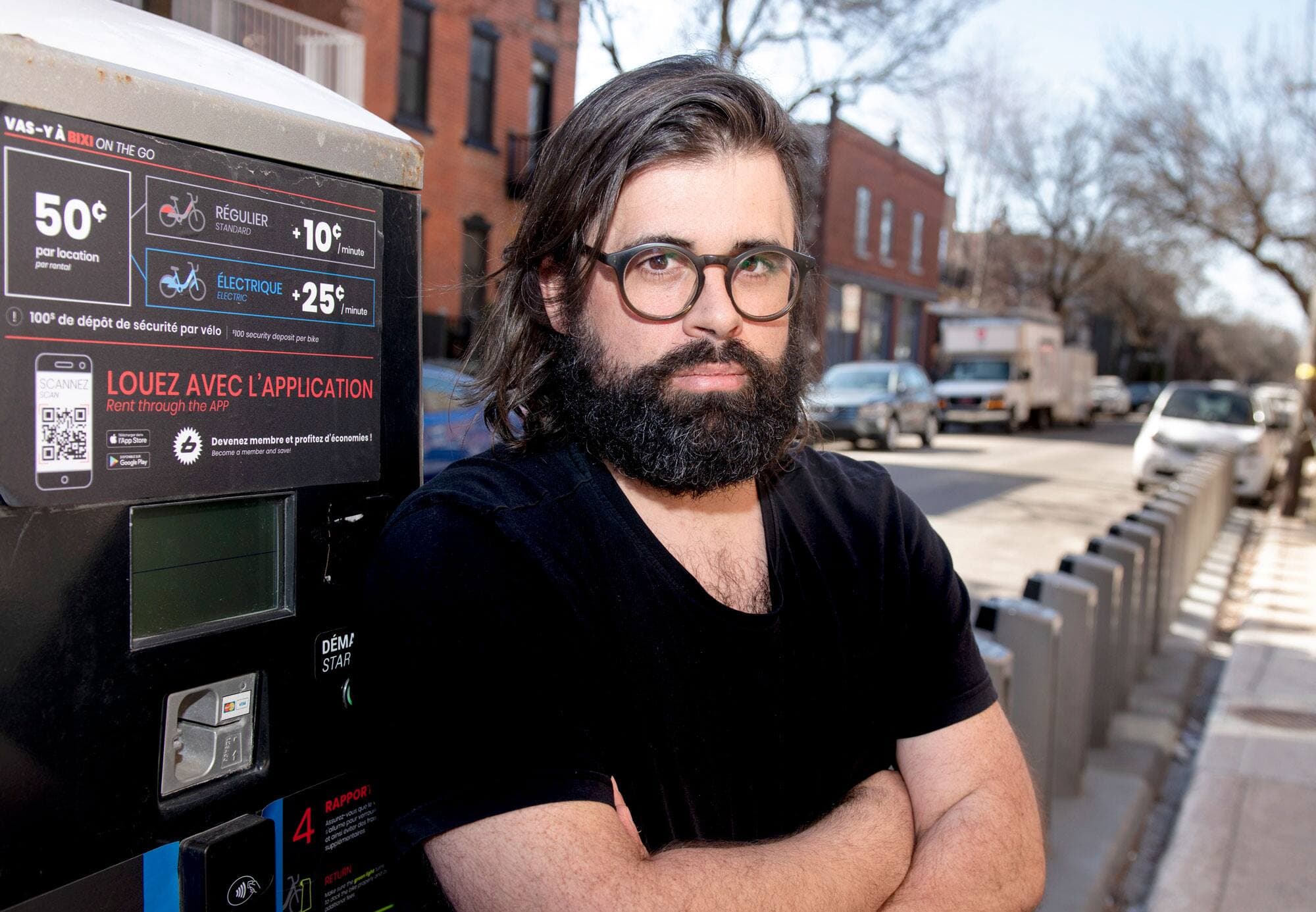 Le cycliste montréalais Julien Couasnon a créé une pétition pour dénoncer la hausse de tarif des vélos électriques de BIXI.