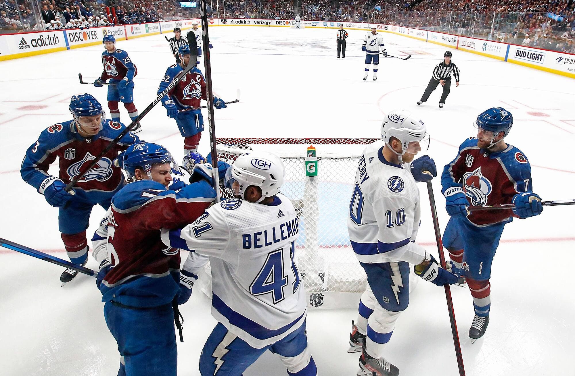 Nicolas Aubé-Kubel de l’Avalanche et Pierre-Edouard Bellemare du Lightning ont eu maille à partir lors du premier match de la finale à Denver.