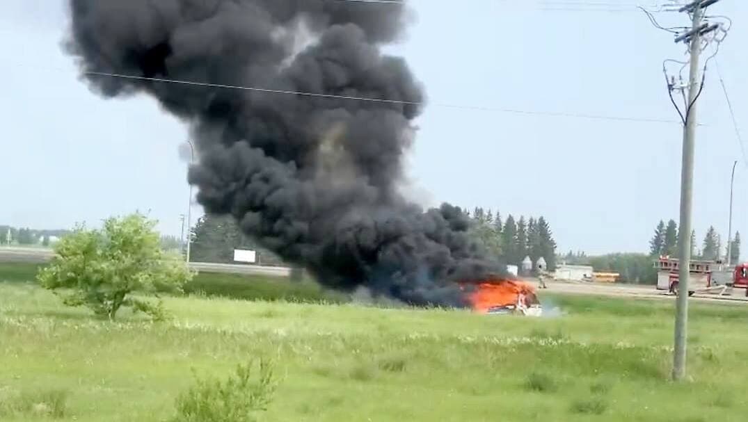 Sous la violence de l’impact, l’autobus transportant les aînés a pris feu, près de Carberry, au Manitoba.