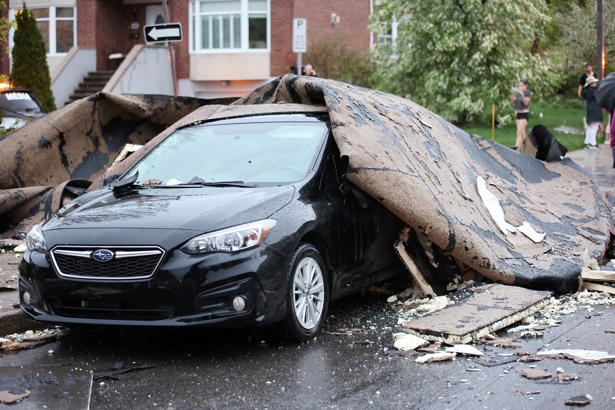 Une partie de la toiture d’un immeuble a été soufflée par les forts vents avant d’atterrir sur cette voiture, sur la rue Isabelle-Aubert, dans le secteur Vanier.
