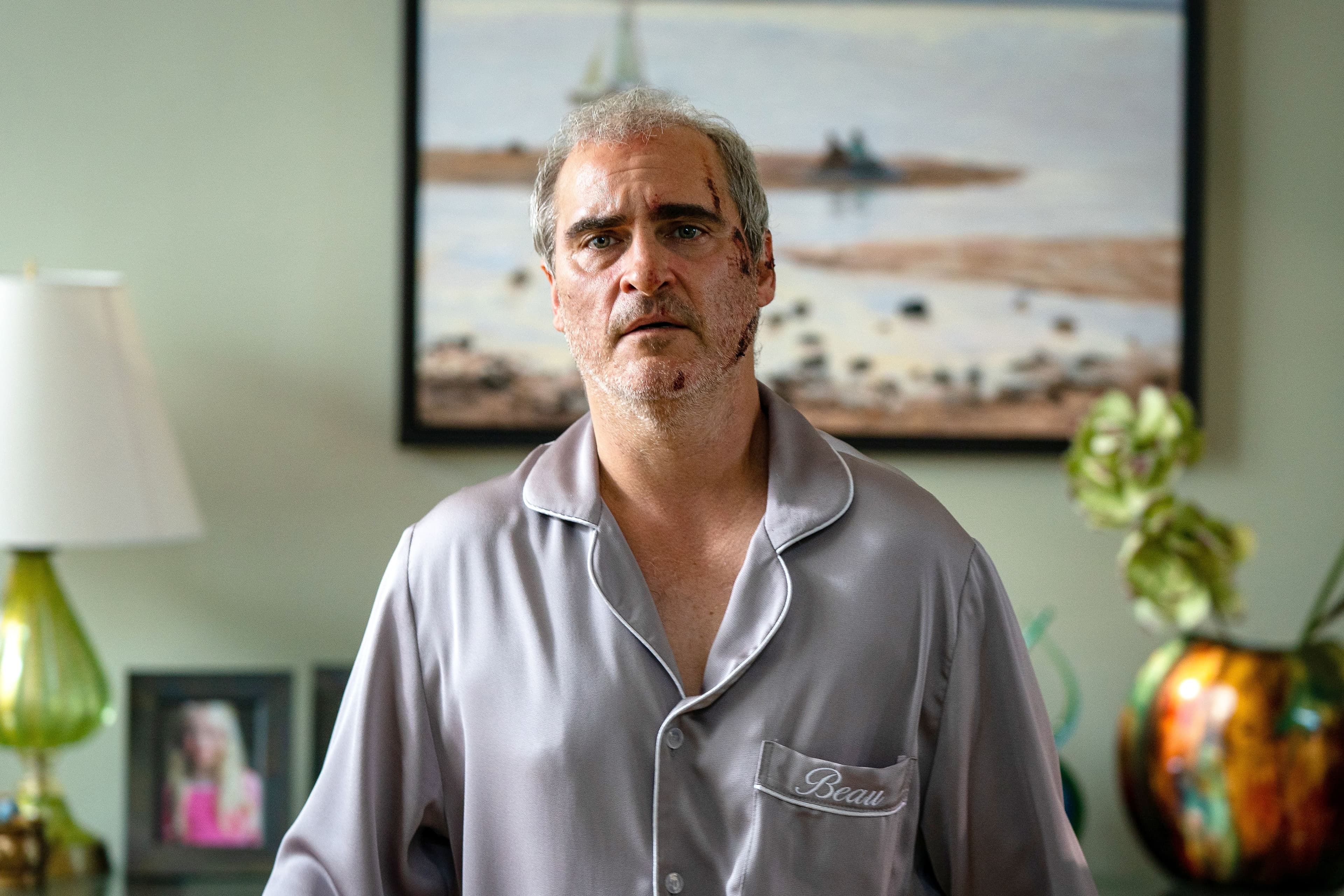 Joaquin Phoenix dans une scène de Beau a peur (Beau is Afraid).