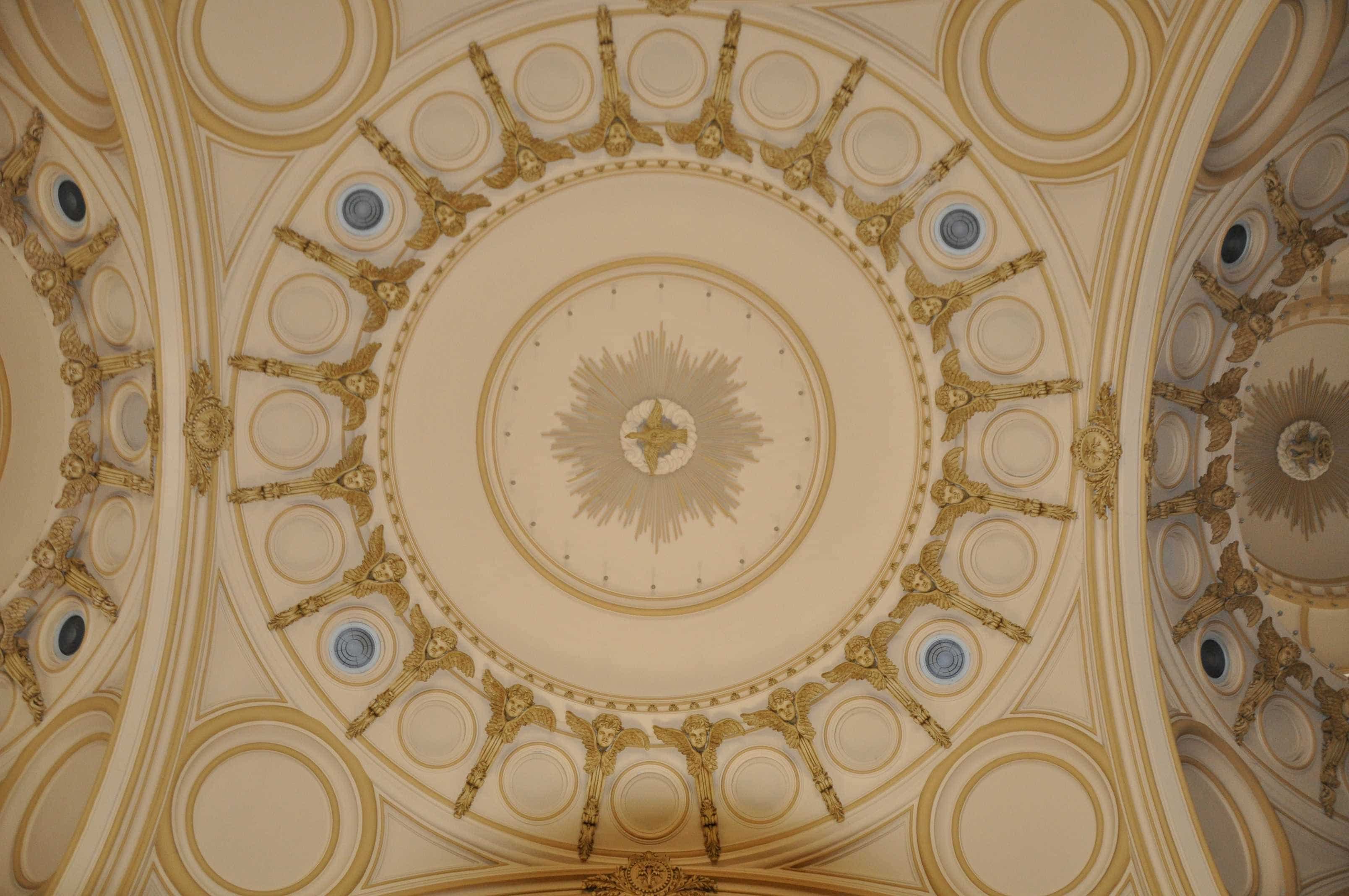 On peut voir les anges en plâtre autour de chacune des coupoles.