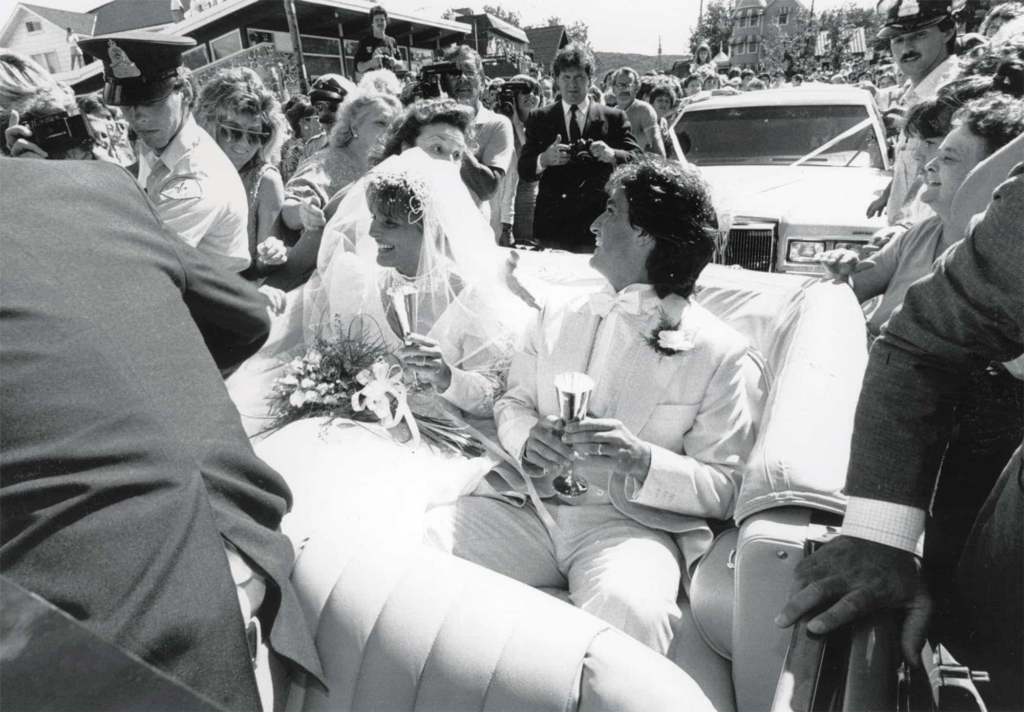 «J’avais annoncé que je mariais “le p’tit gars du Québec” et j’avais dit aux gens de venir nous saluer. Je pensais qu’il y aurait peut-être une dizaine de personnes sur notre chemin. Voir des milliers de personnes a donc été une surprise.» — Marie-Josée «Quand j’ai vu cette marée de monde, je n’en revenais pas, je me suis senti comme la reine Élisabeth.» — René