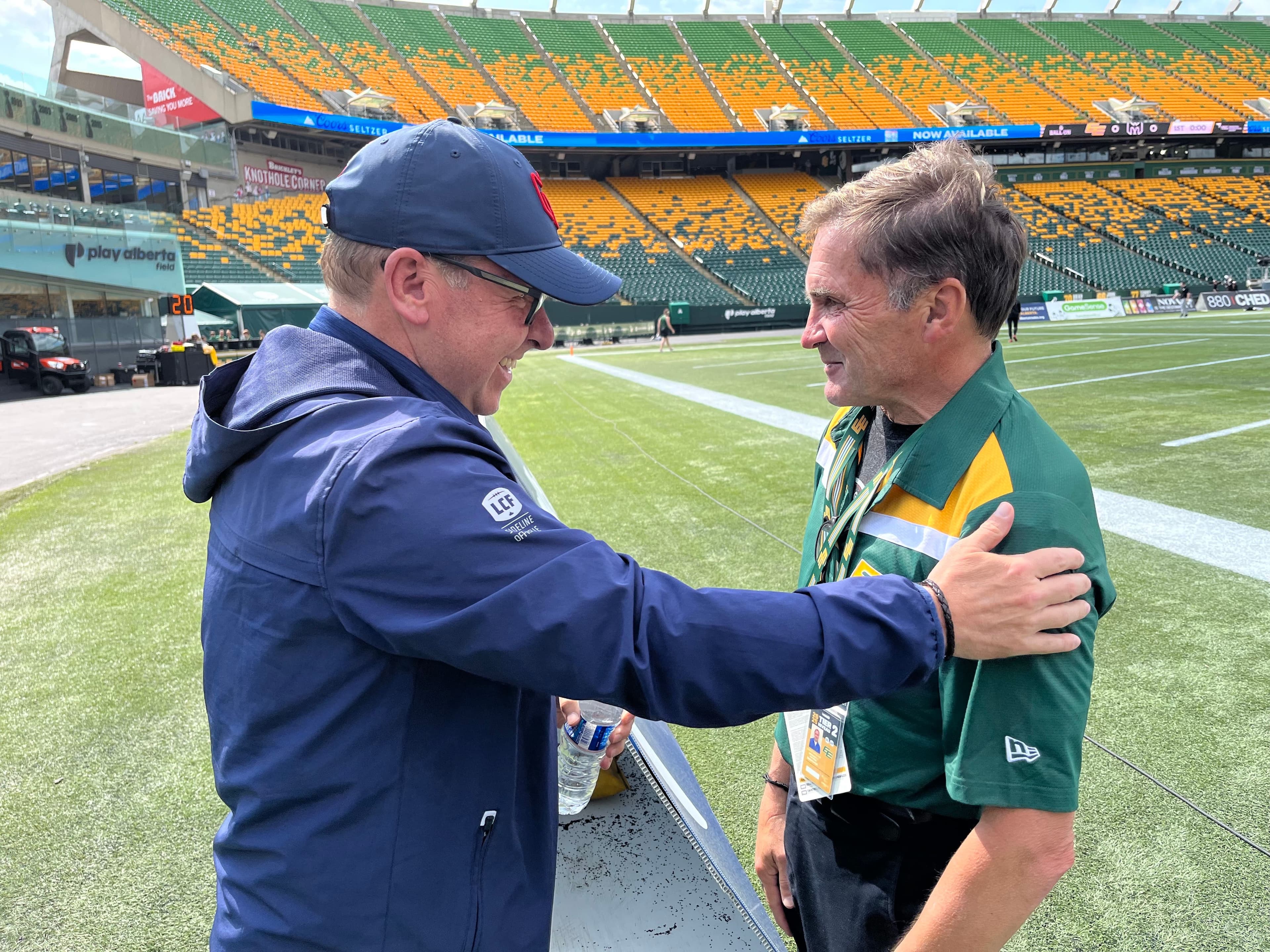 Touchantes retrouvailles entre Danny Maciocia et Dwayne Madrusiak, gérant d'équipement du club de football d'Edmonton, avant le match entre les Alouettes et les Elks, le jeudi 19 juin 2025, au stade du Commonwealth.
