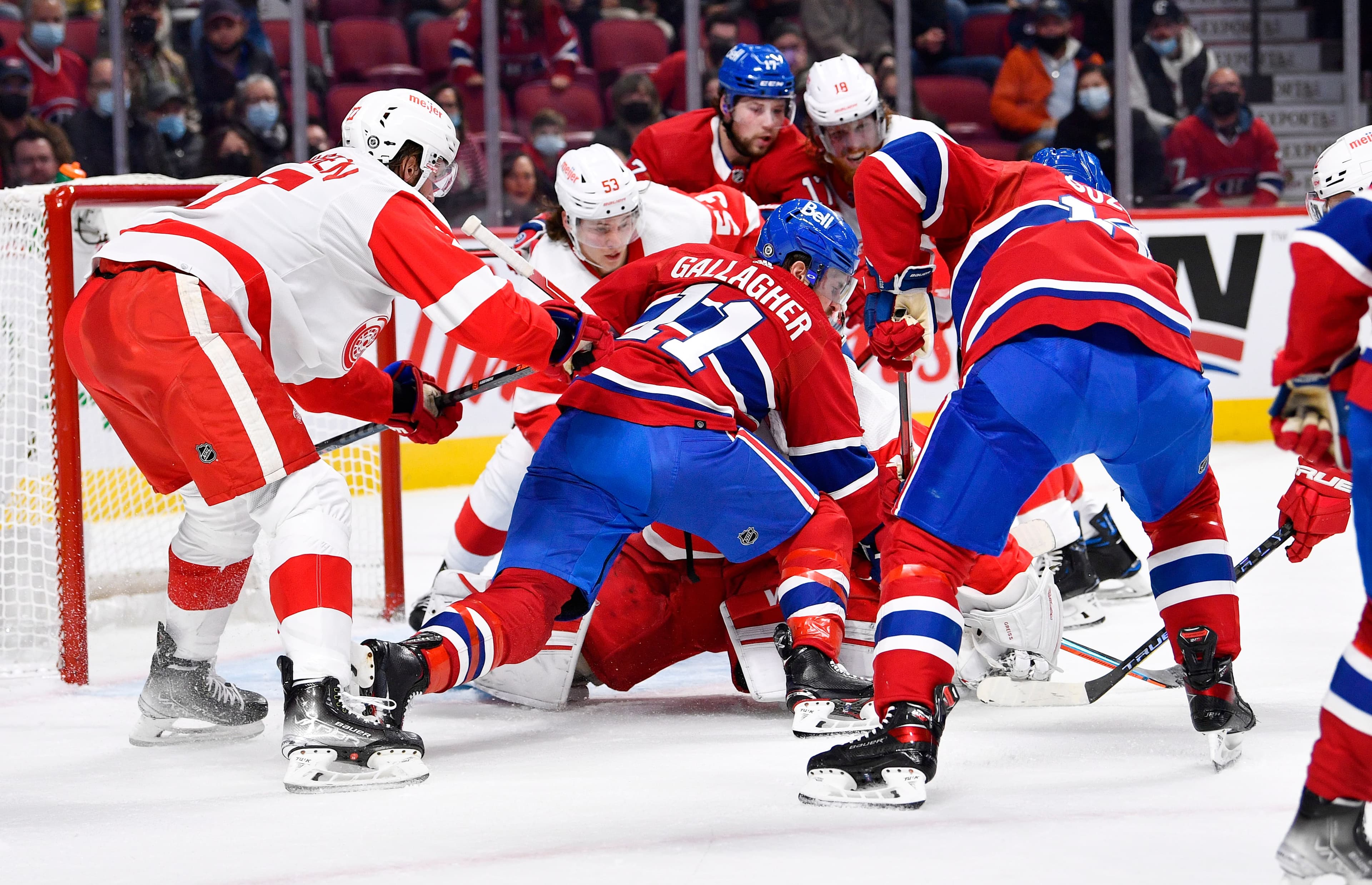 Brendan Gallagher et Nick Suzuki ont bien tenté de déjouer le gardien des Red Wings Thomas Greiss, samedi, au Centre Bell.