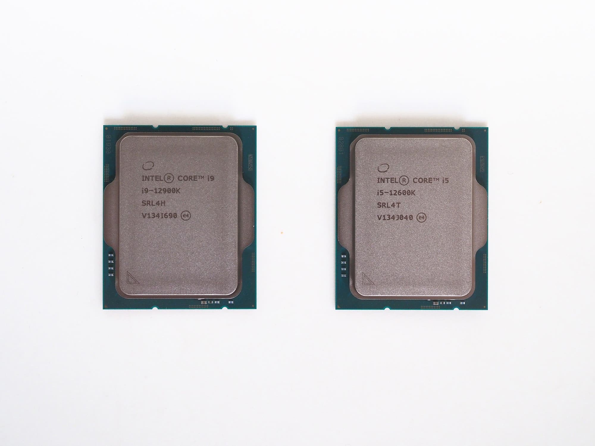 Les processeurs Intel Core 19-12900K et Core i5-16900K.